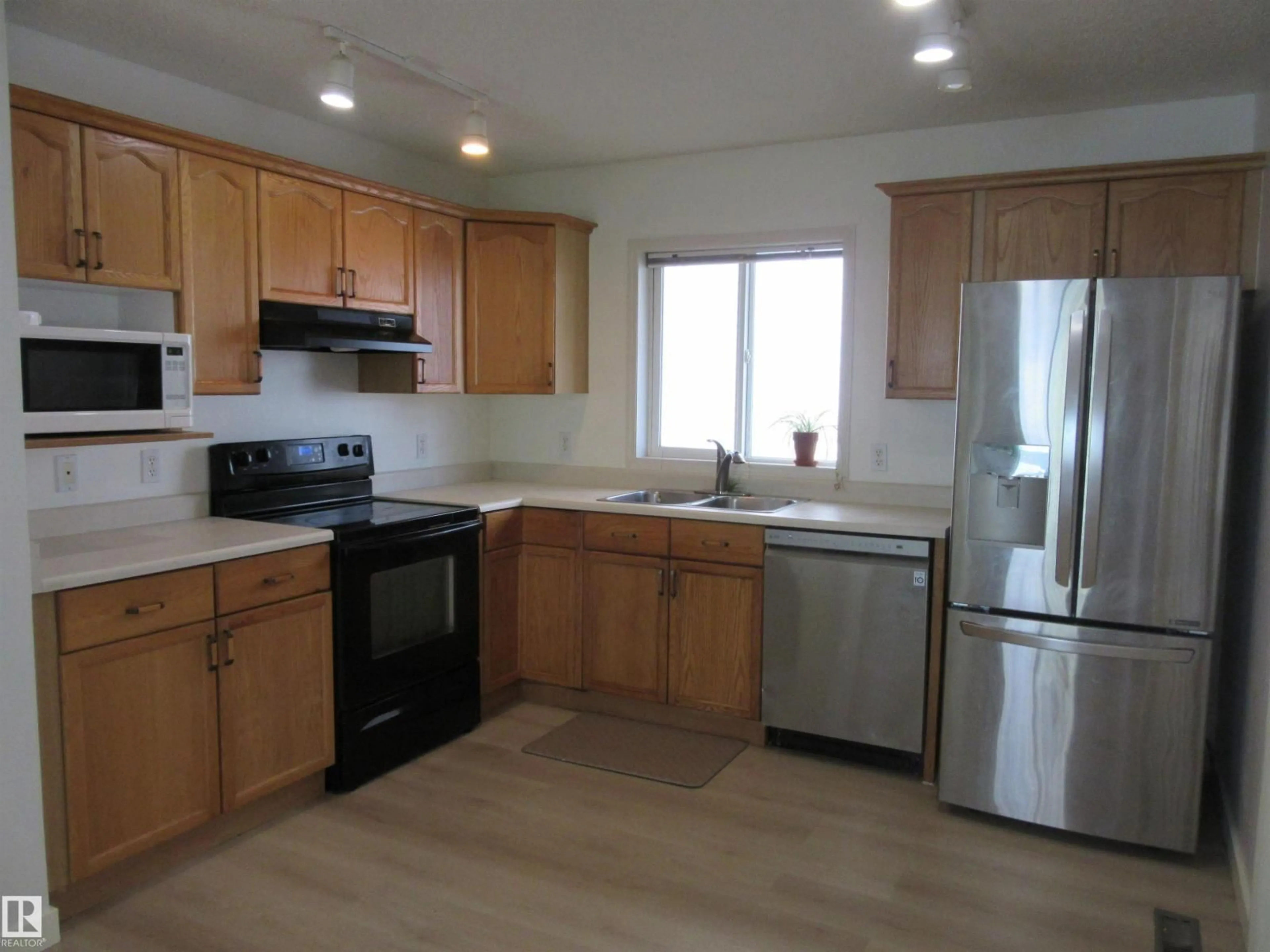 Standard kitchen, unknown for 64 HEATHERGLEN CL, Spruce Grove Alberta T7X4A3