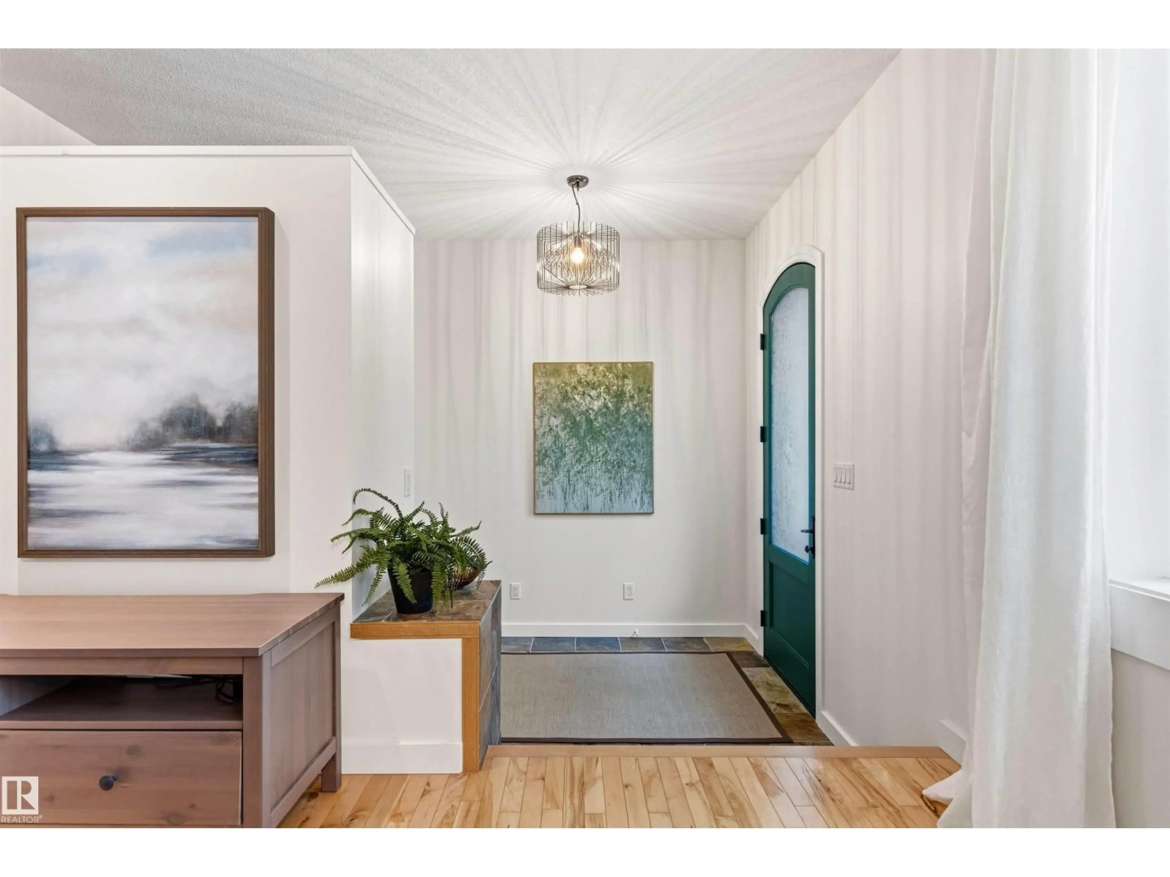 Indoor entryway for 13868 110A AV, Edmonton Alberta T5M2M9