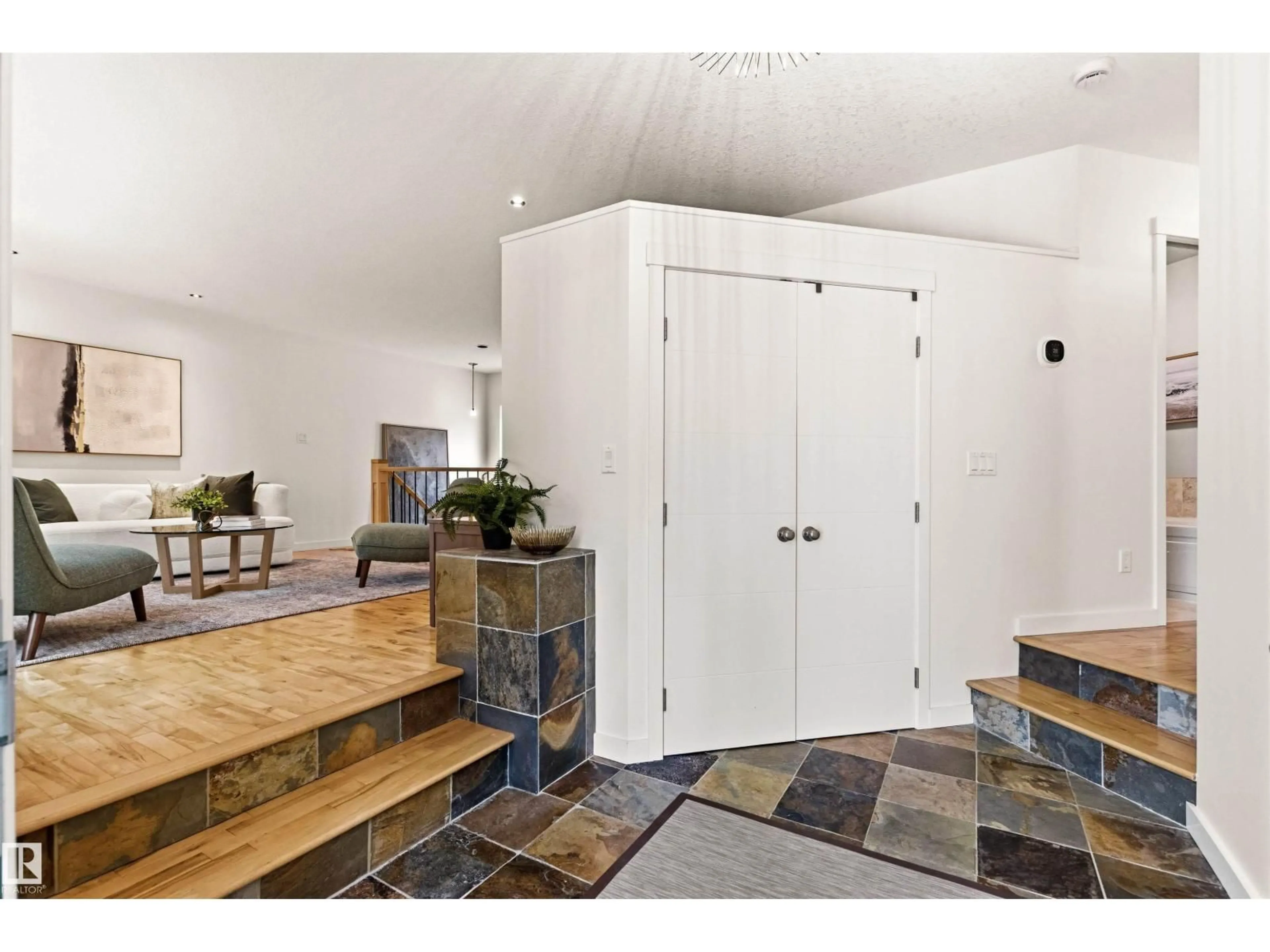 Indoor entryway for 13868 110A AV, Edmonton Alberta T5M2M9