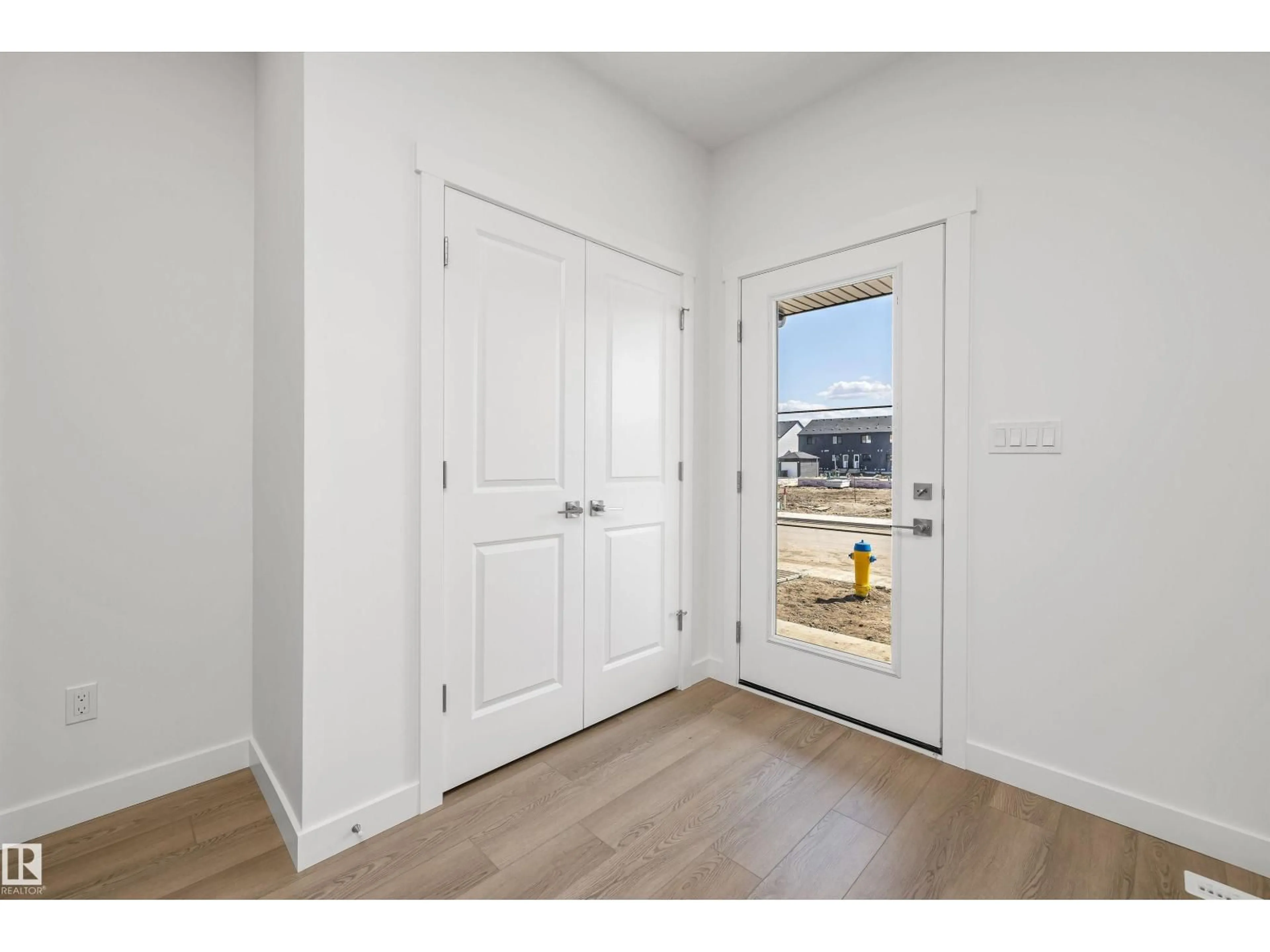 Indoor entryway for 618 176 AV, Edmonton Alberta T5Y4J9