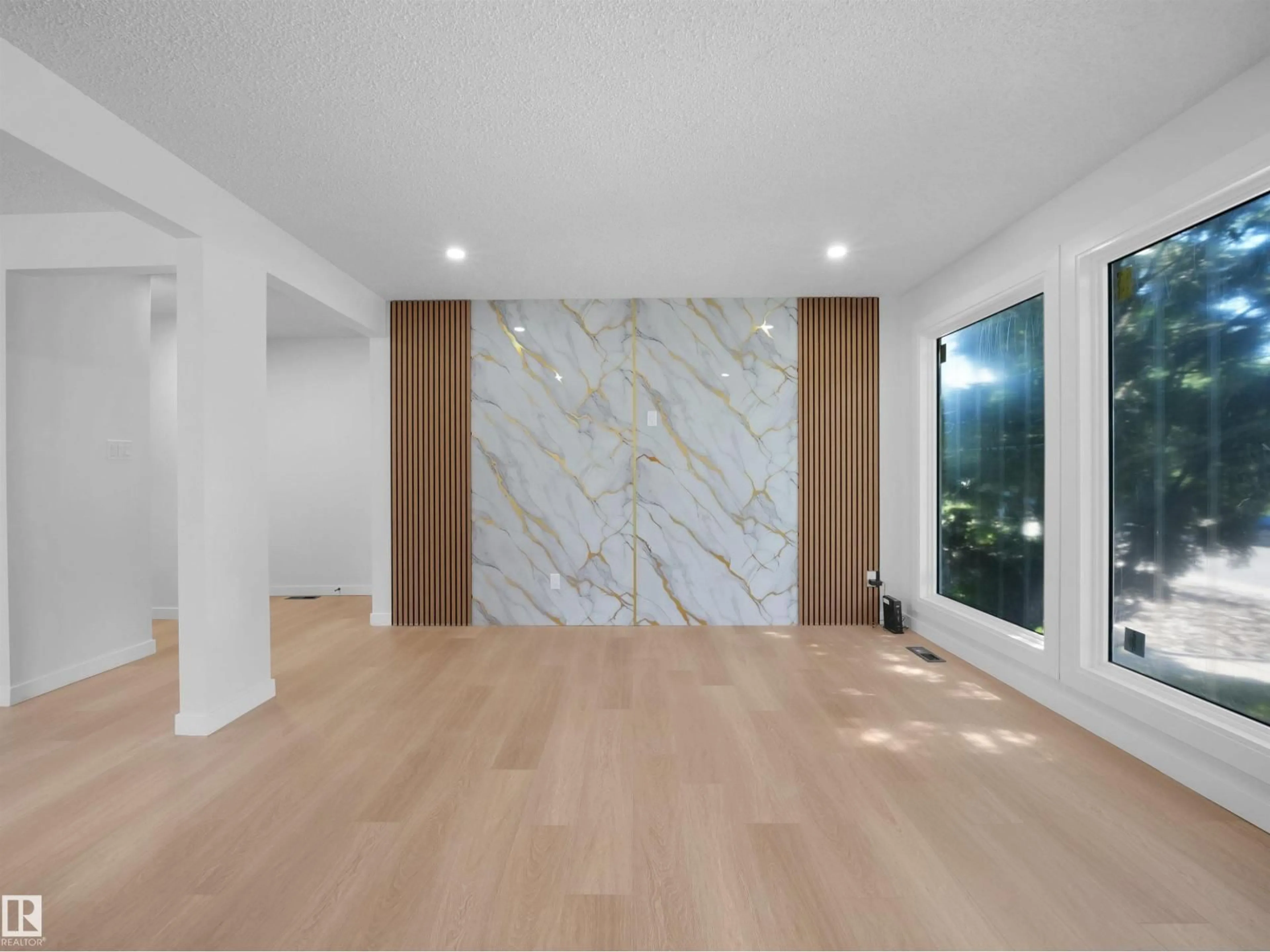 Indoor foyer for 8804 19 AV, Edmonton Alberta T6K1Z6