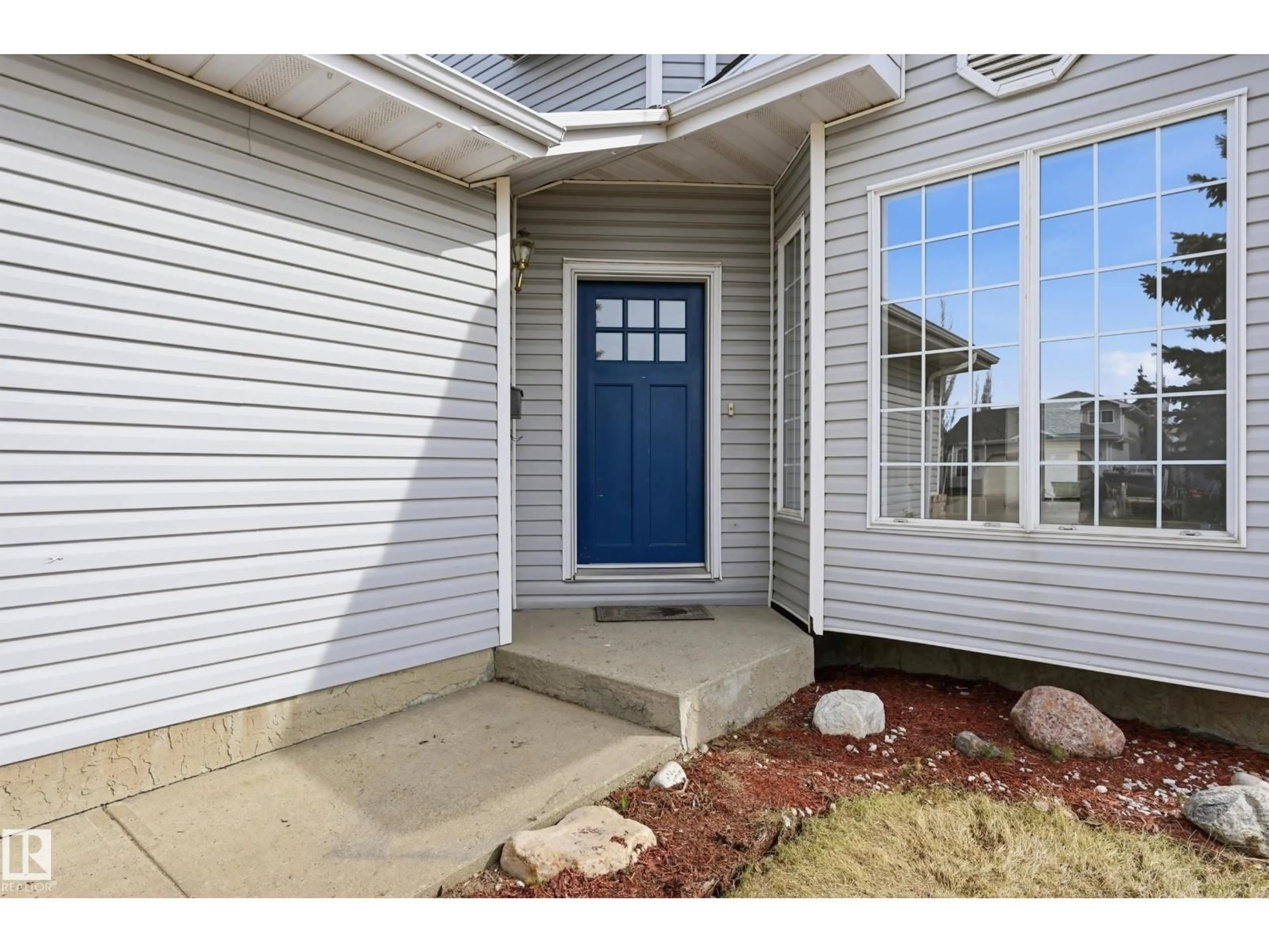 Indoor entryway for 631 JENNER COVE CV, Edmonton Alberta T6L6S1