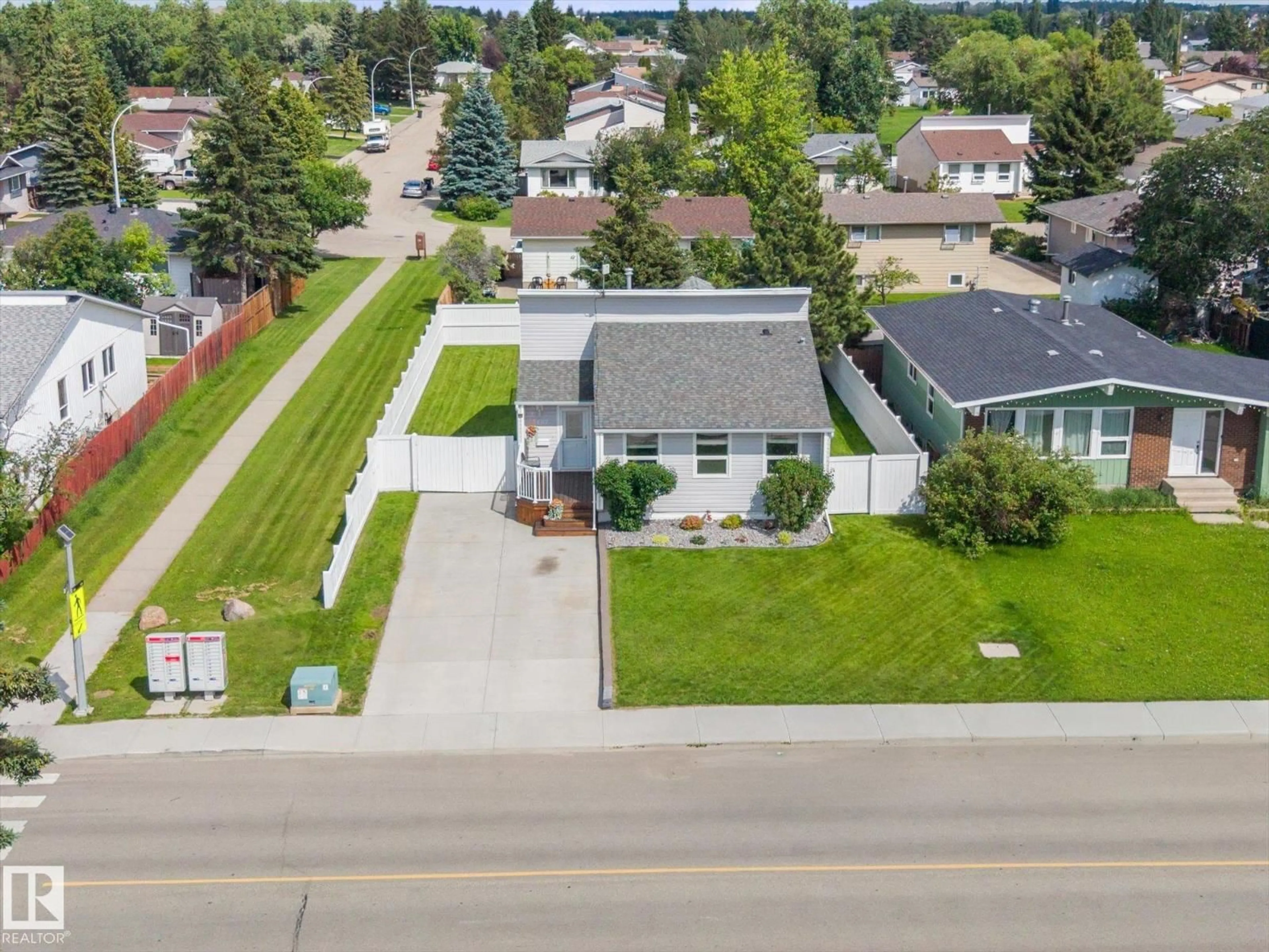 A pic from outside/outdoor area/front of a property/back of a property/a pic from drone, street for 3607 42 ST, Leduc Alberta T9E6A5