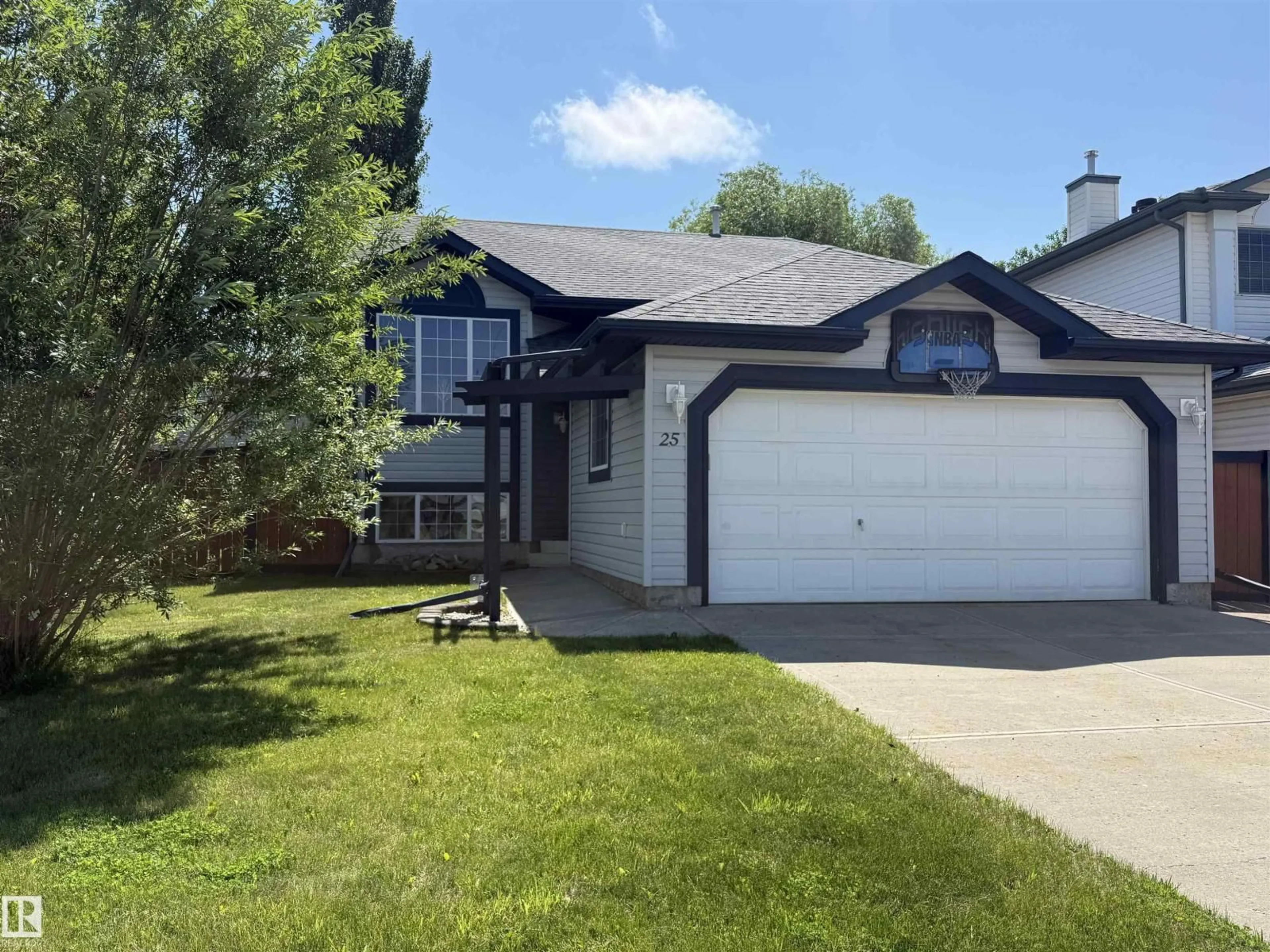 Home with vinyl exterior material, street for 25 HEATHERGLEN CR, Spruce Grove Alberta T7X3X4