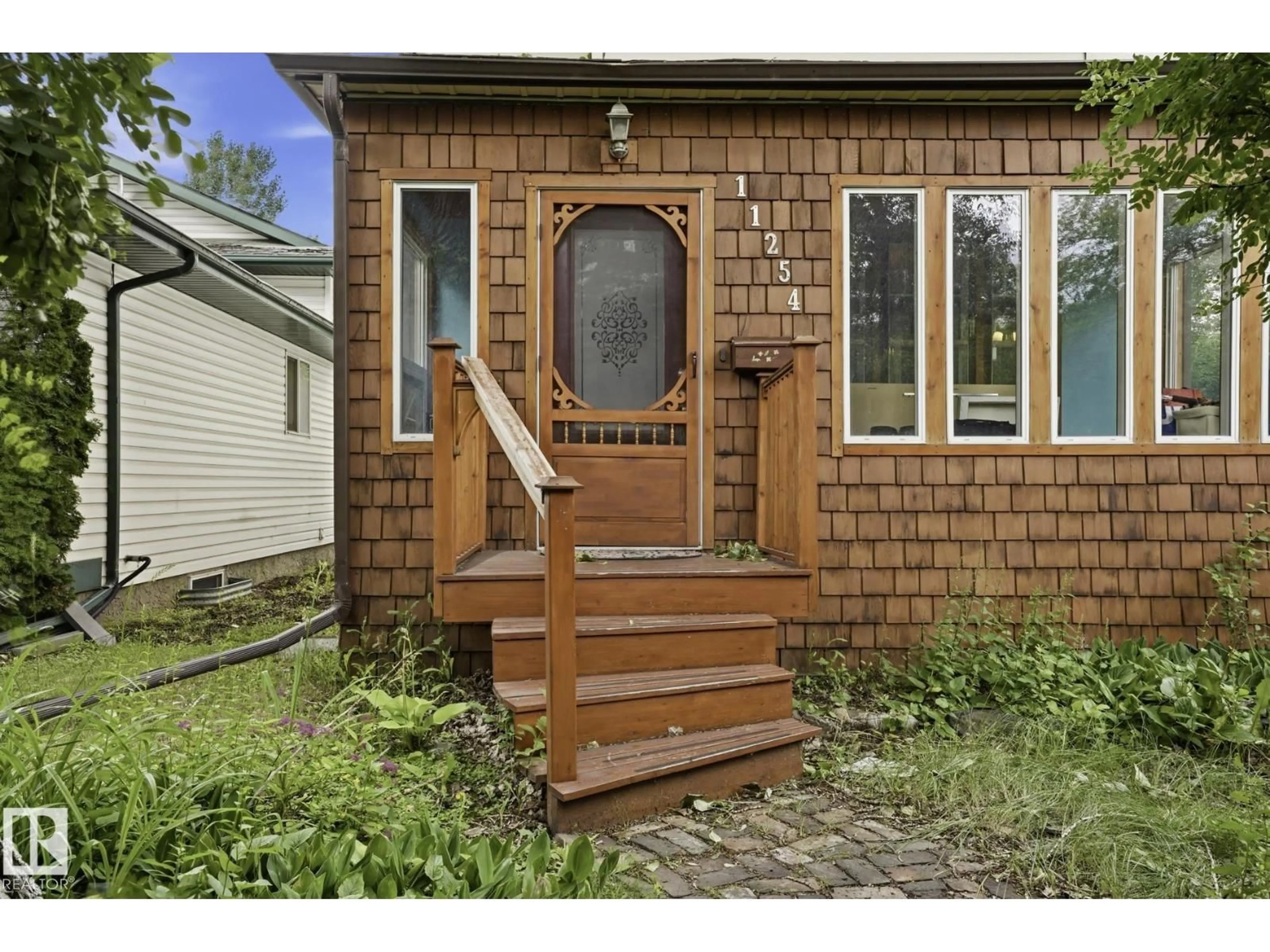 Indoor entryway for 11254 95A ST NW, Edmonton Alberta T5G1N8