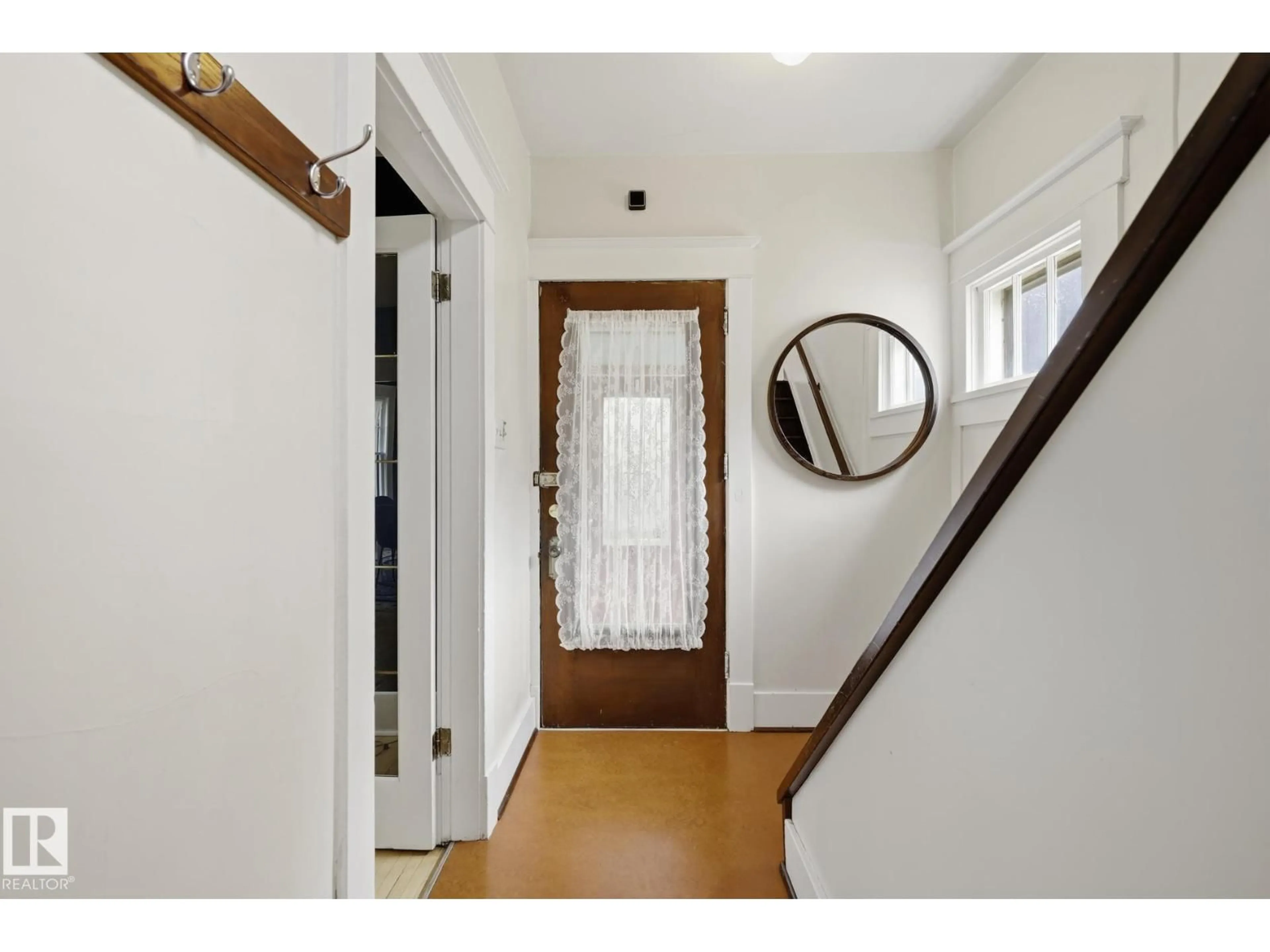 Indoor entryway for 11254 95A ST NW, Edmonton Alberta T5G1N8