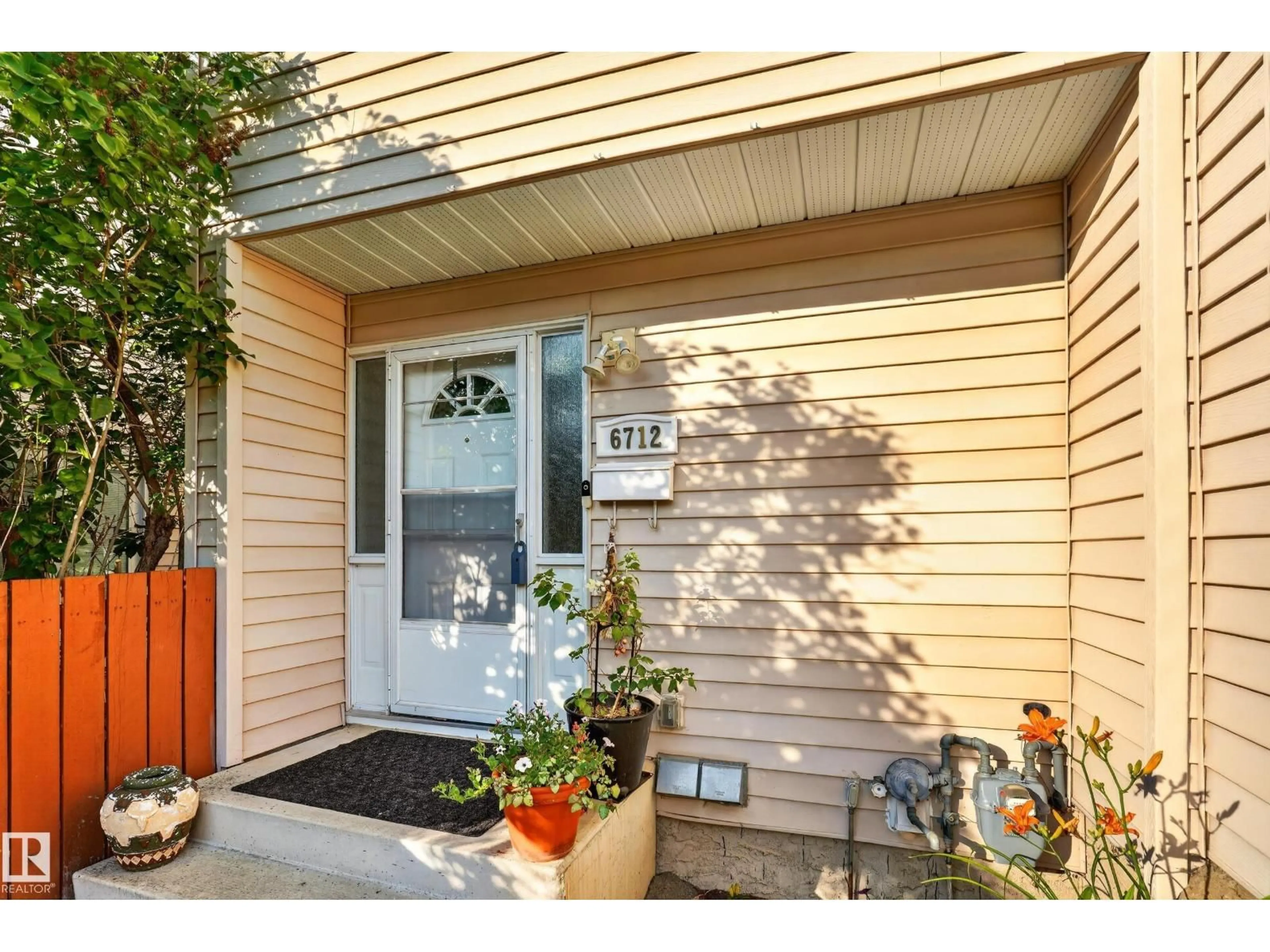 Indoor entryway for NW - 6712 36A AV, Edmonton Alberta T6K1S3
