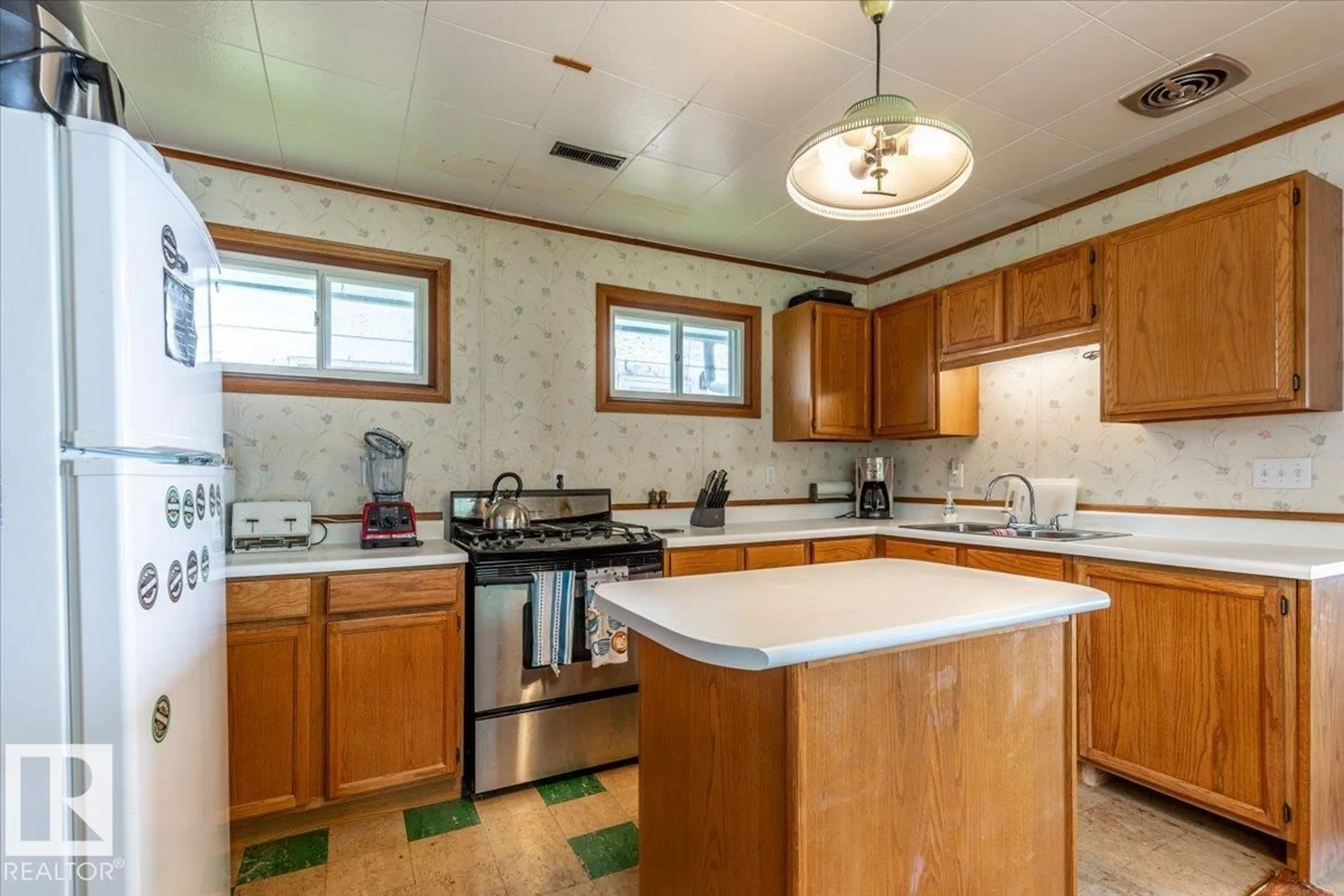 Standard kitchen, ceramic/tile floor for 59 BEACH AVE, Rural Leduc County Alberta T0C2C0