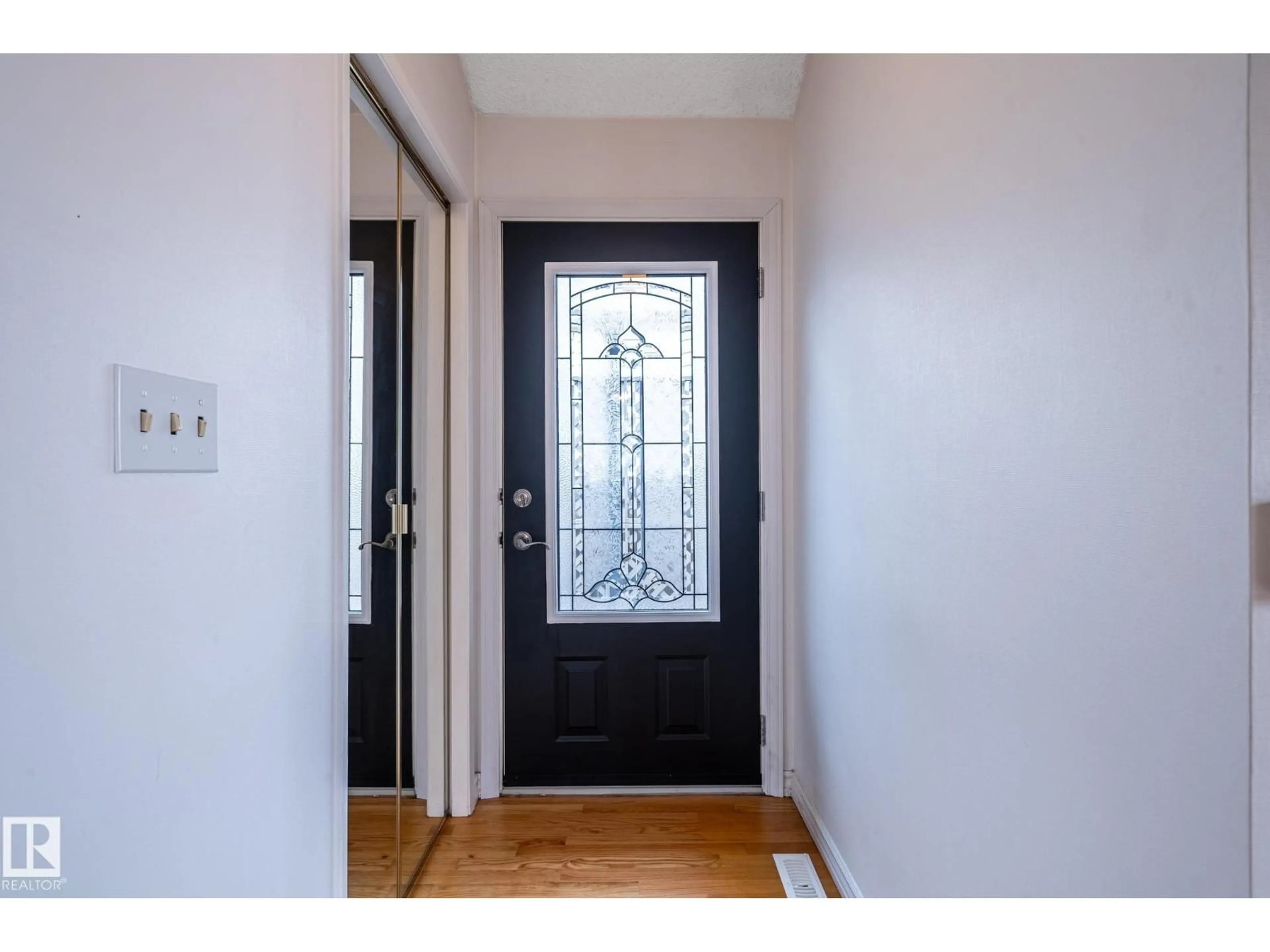 Indoor entryway for 11415 142 AV, Edmonton Alberta T5X1L5