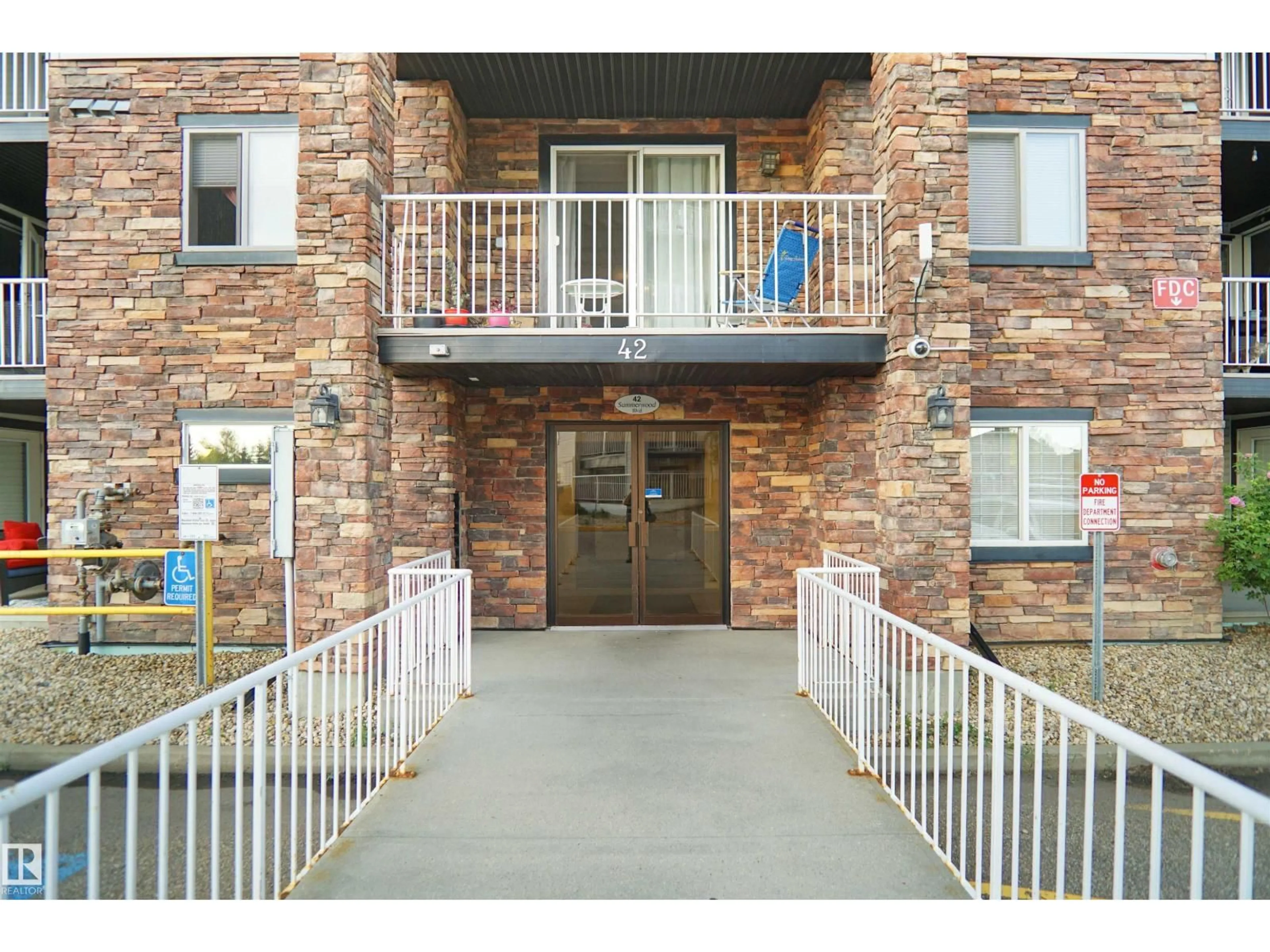 Indoor foyer for #215 - 215 SUMMERWOOD BV, Sherwood Park Alberta T8H0C3