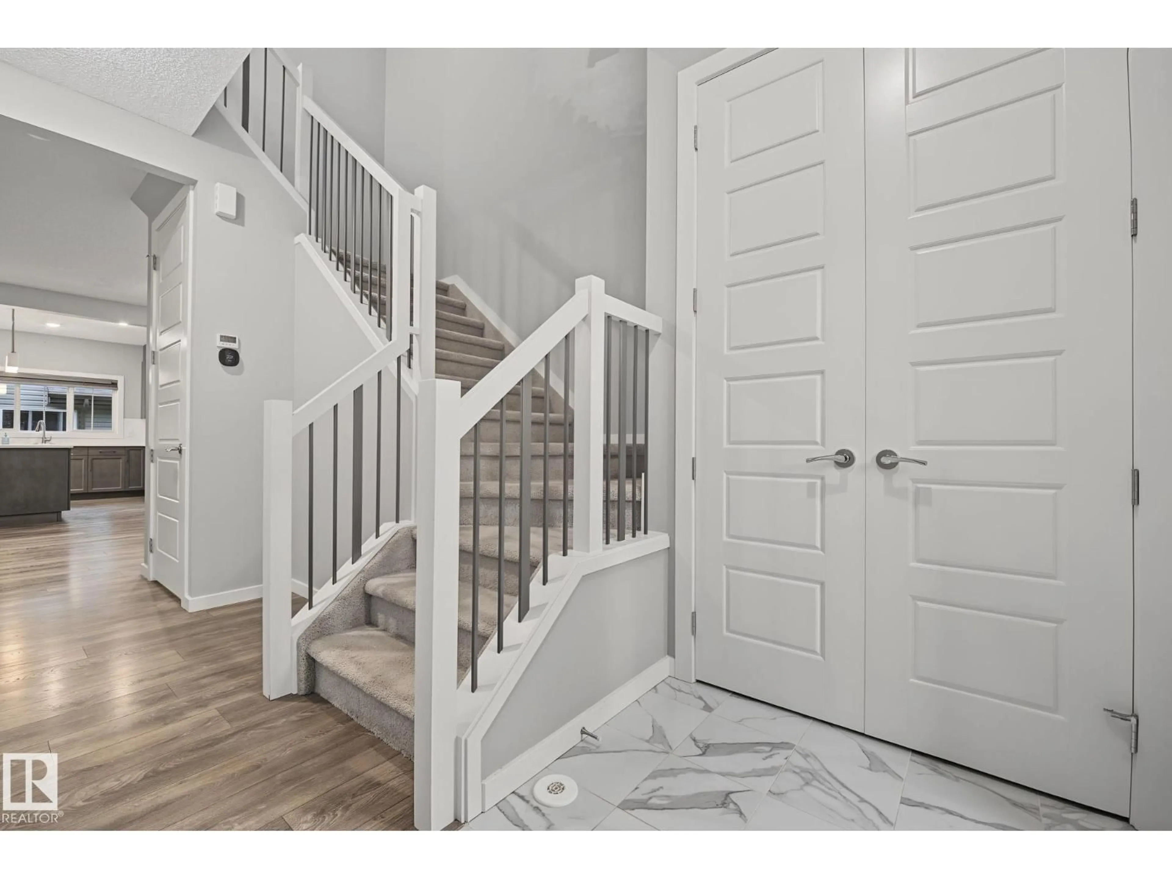 Indoor entryway for 1825 25A ST, Edmonton Alberta T6T2H7