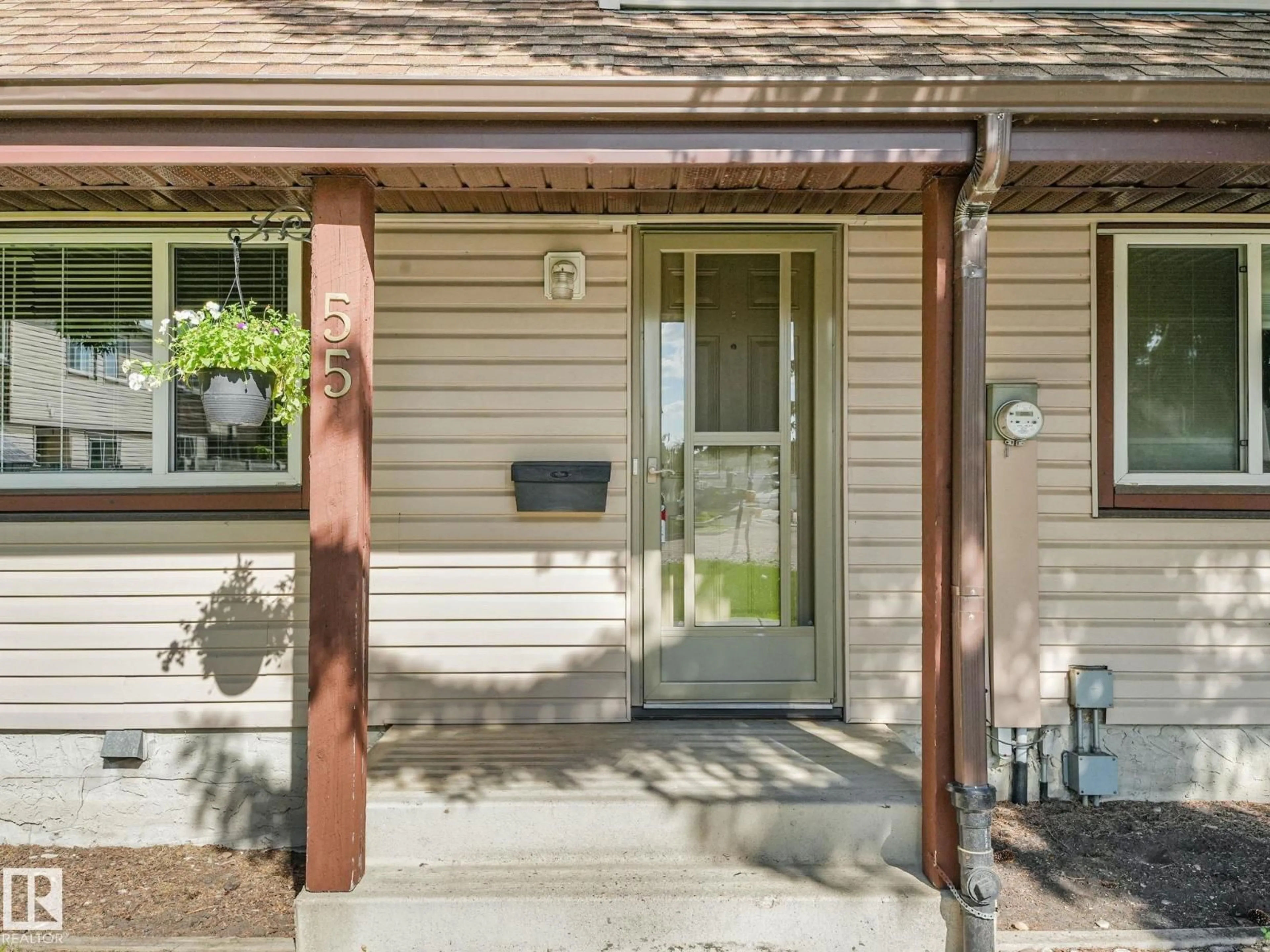 Indoor entryway for 55 - 13833 30 ST, Edmonton Alberta T5Y2B2