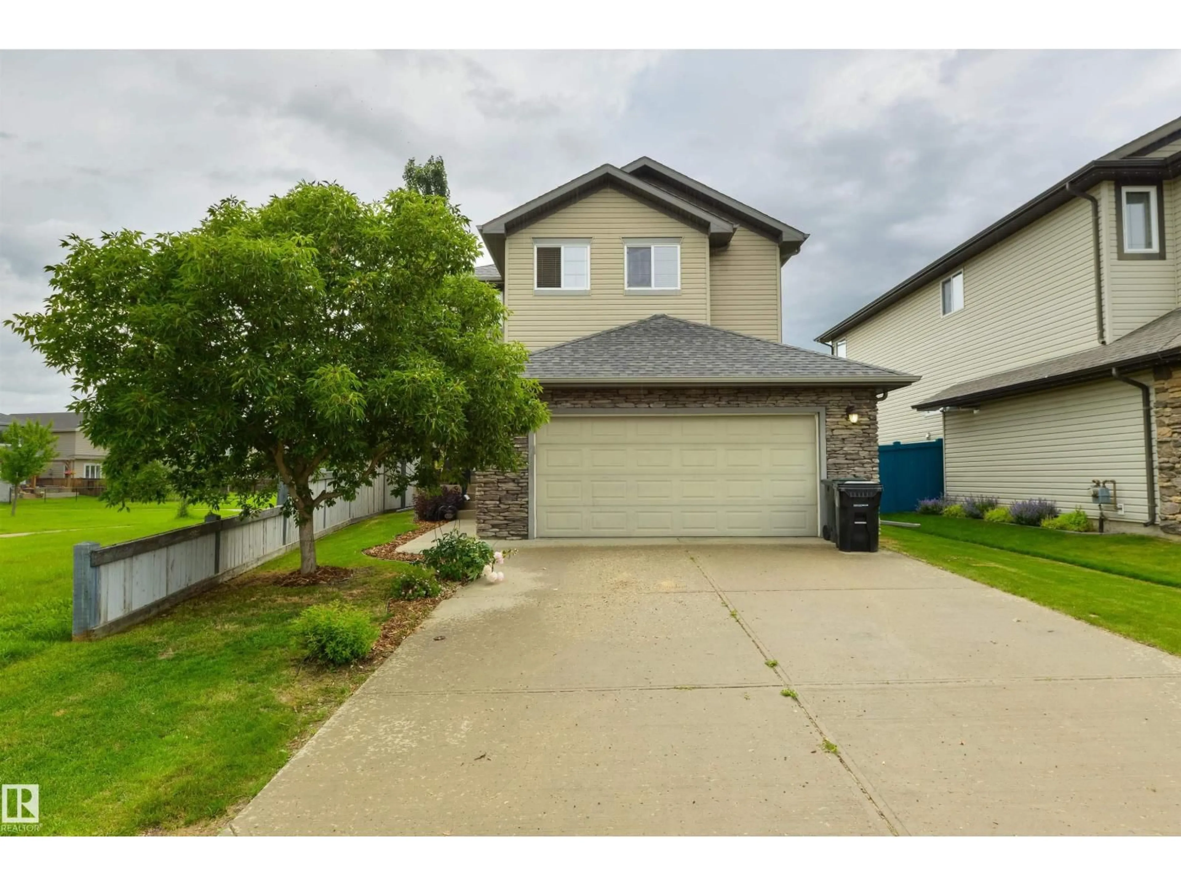 A pic from outside/outdoor area/front of a property/back of a property/a pic from drone, street for 16 ASHTON GA, Spruce Grove Alberta T7X0H8