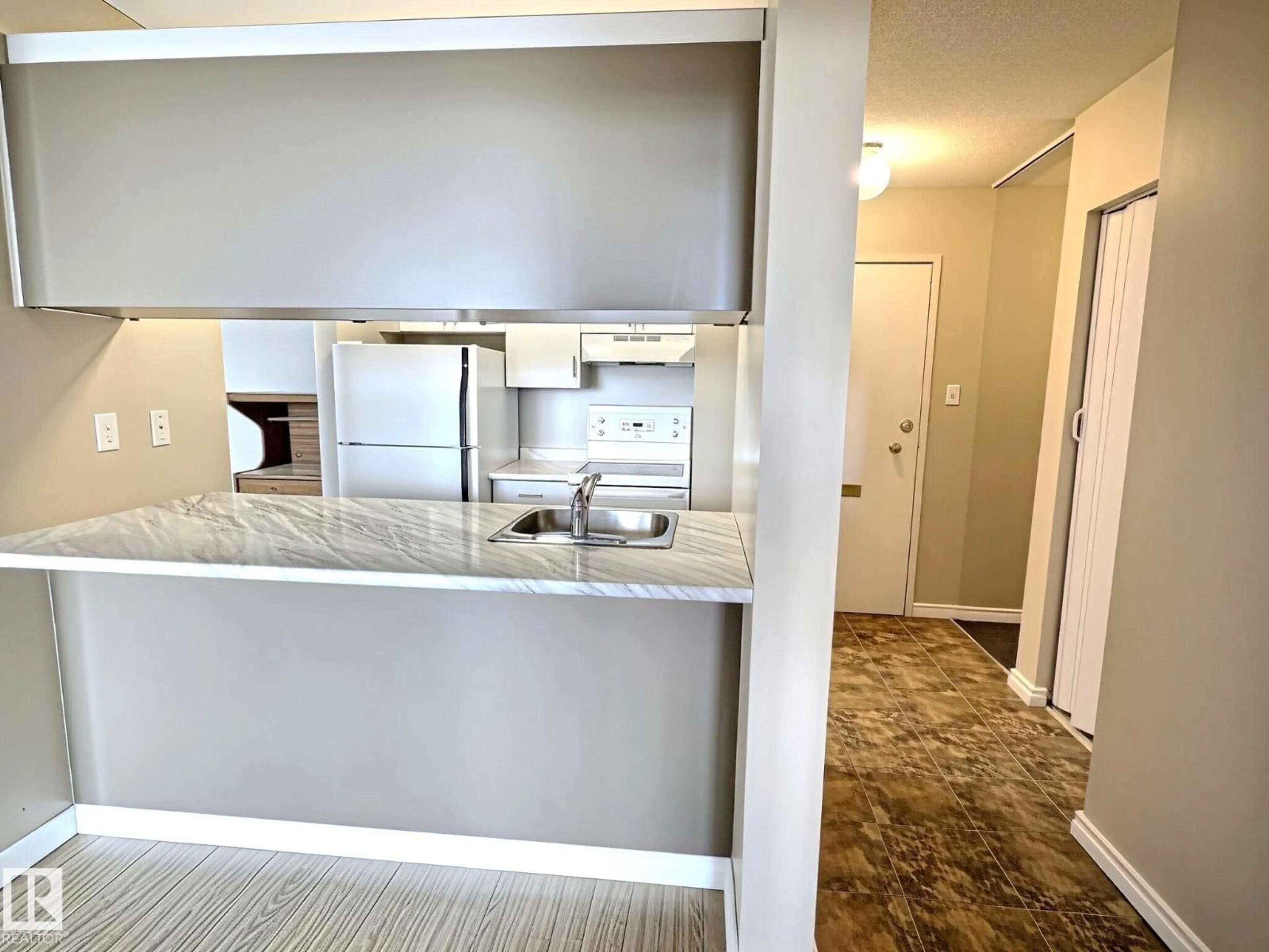 Standard kitchen, unknown for 11007 - 1105 83 AV, Edmonton Alberta T6G0T9