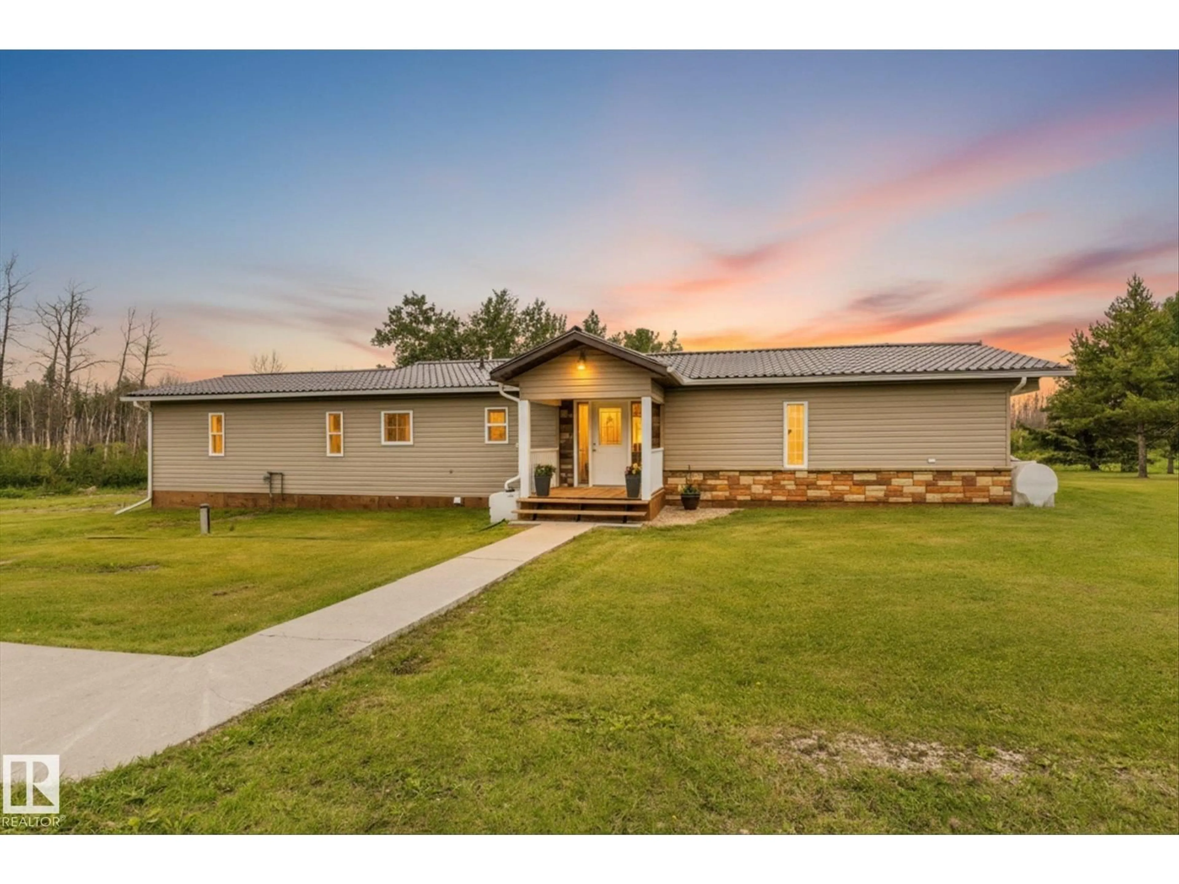 Home with vinyl exterior material, building for 9002 - 41 HWY 16, Rural Yellowhead Alberta T0E0T0