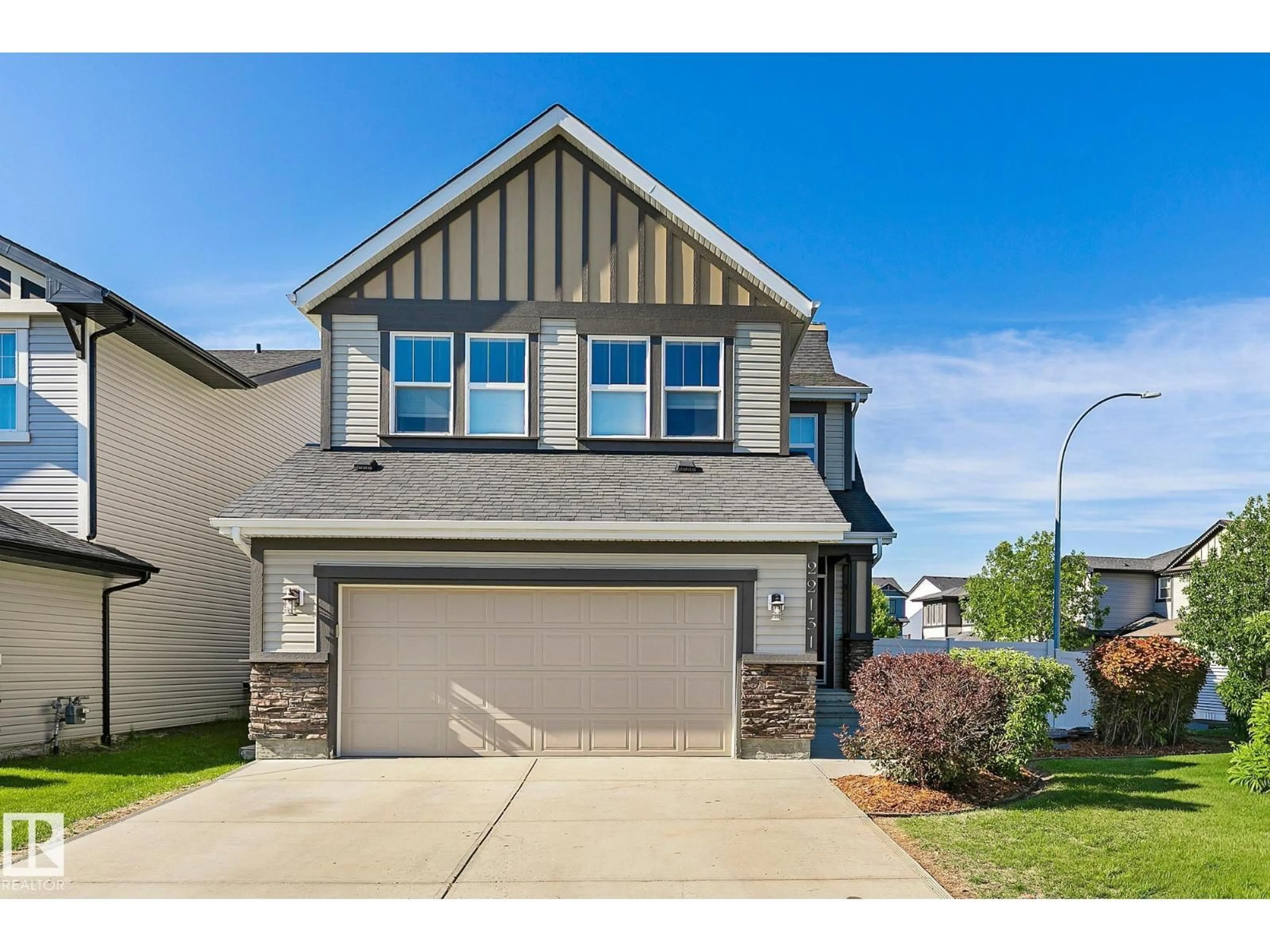 Home with vinyl exterior material, street for 22131 95 AV, Edmonton Alberta T5T1N1