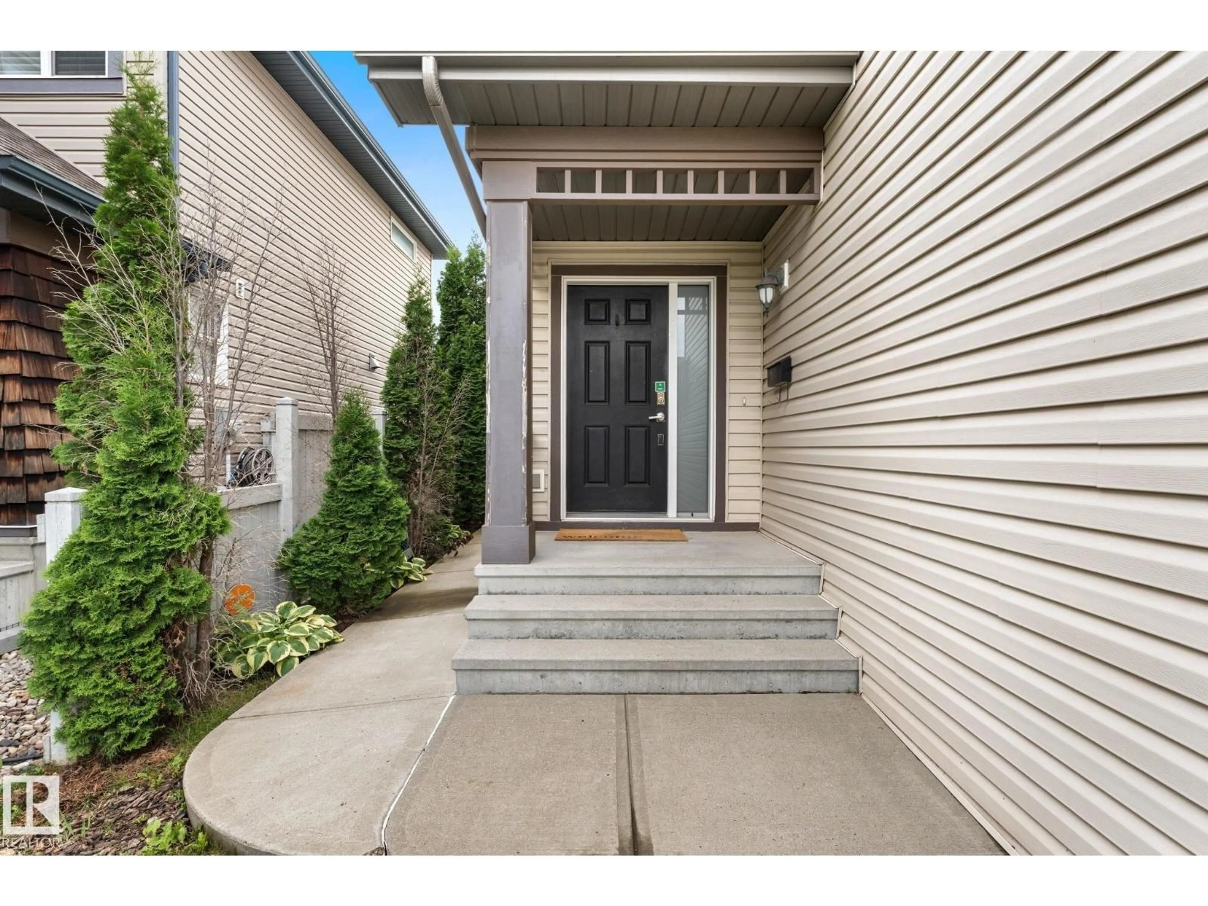 Indoor entryway for 5519 209 ST NW, Edmonton Alberta T6M0E9
