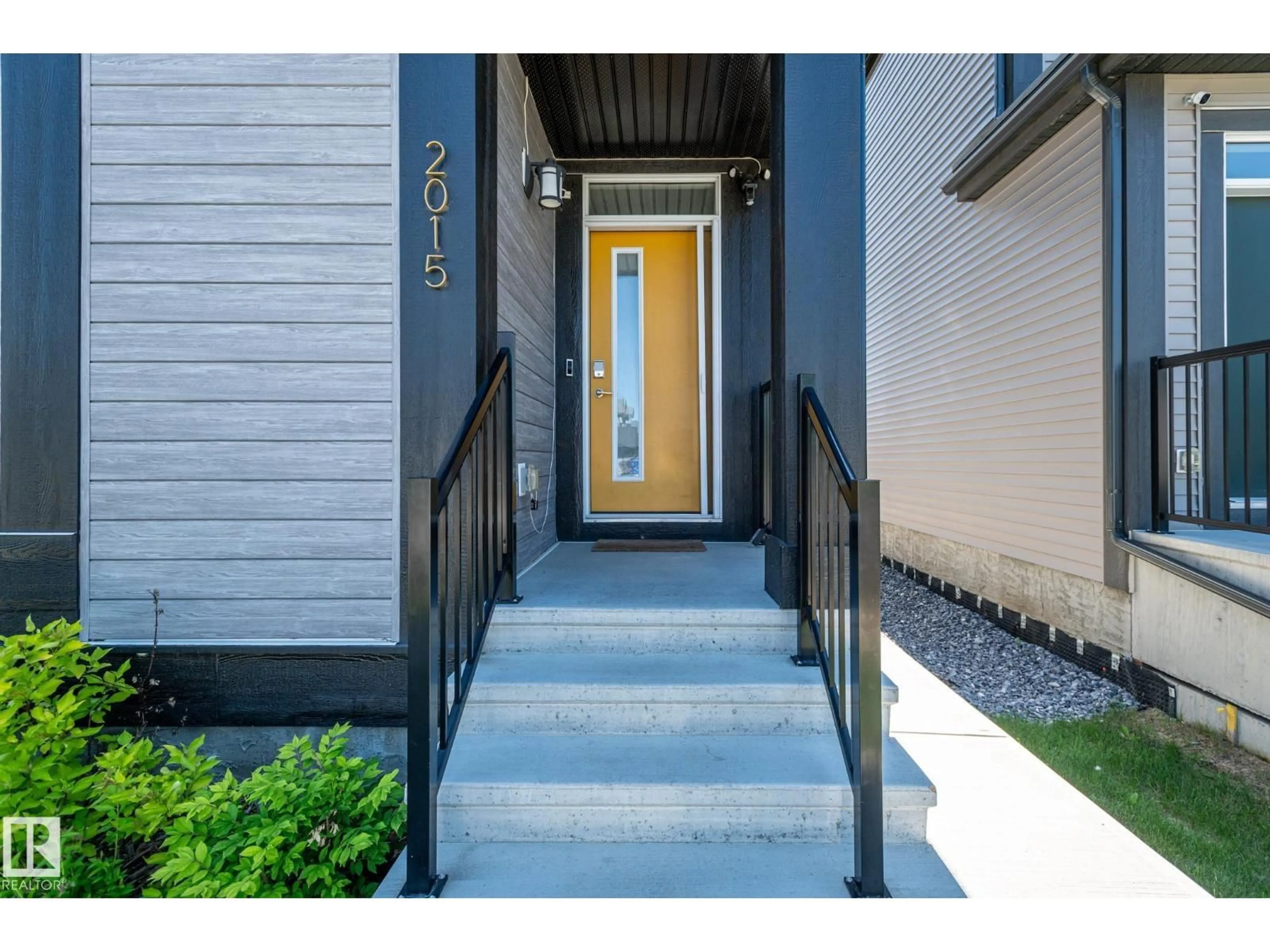Indoor entryway for 2015 DESROCHERS DR, Edmonton Alberta T6W4Y9