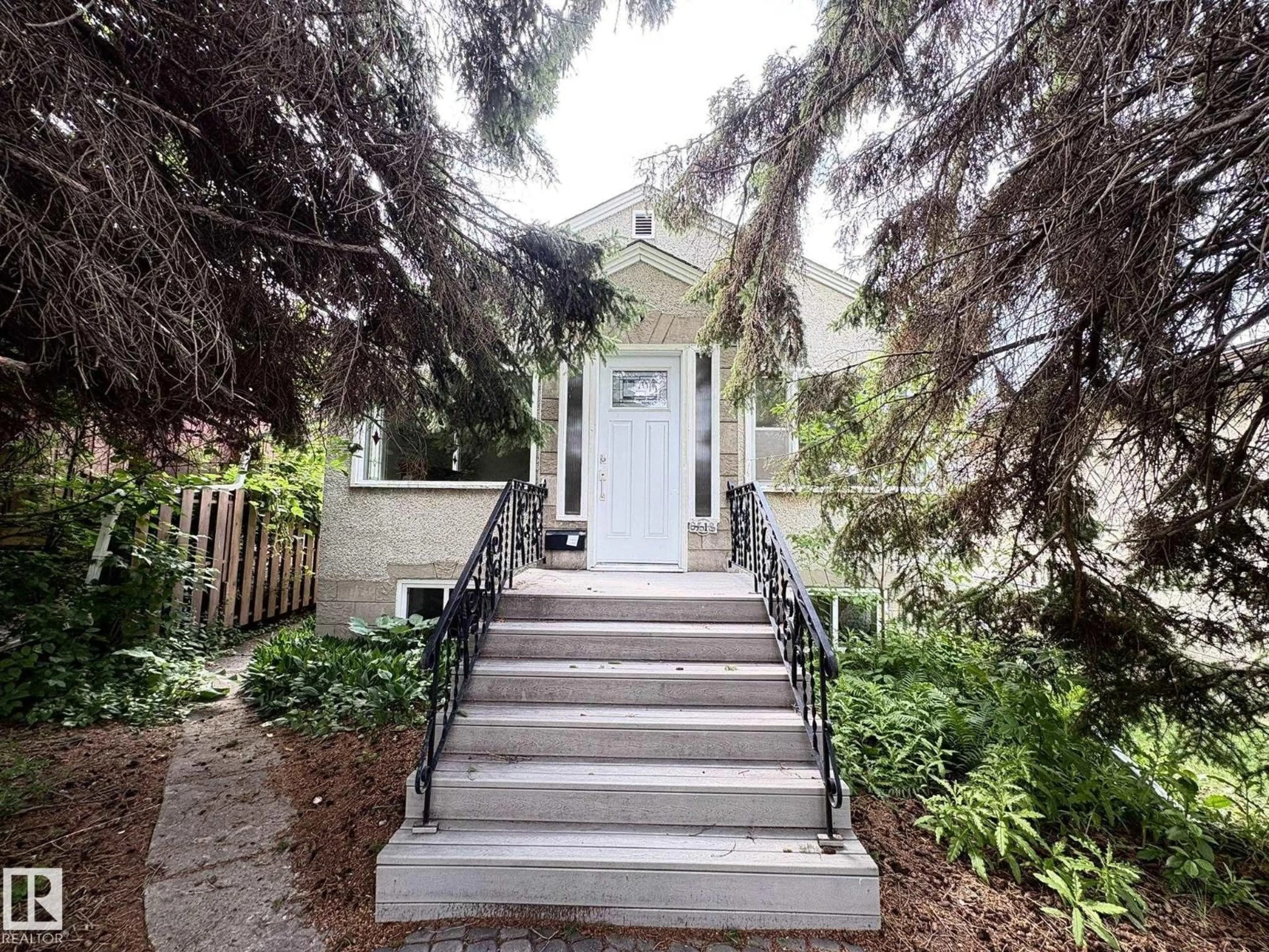 Stairs for NW - 9513 88 AV, Edmonton Alberta T6C1M7