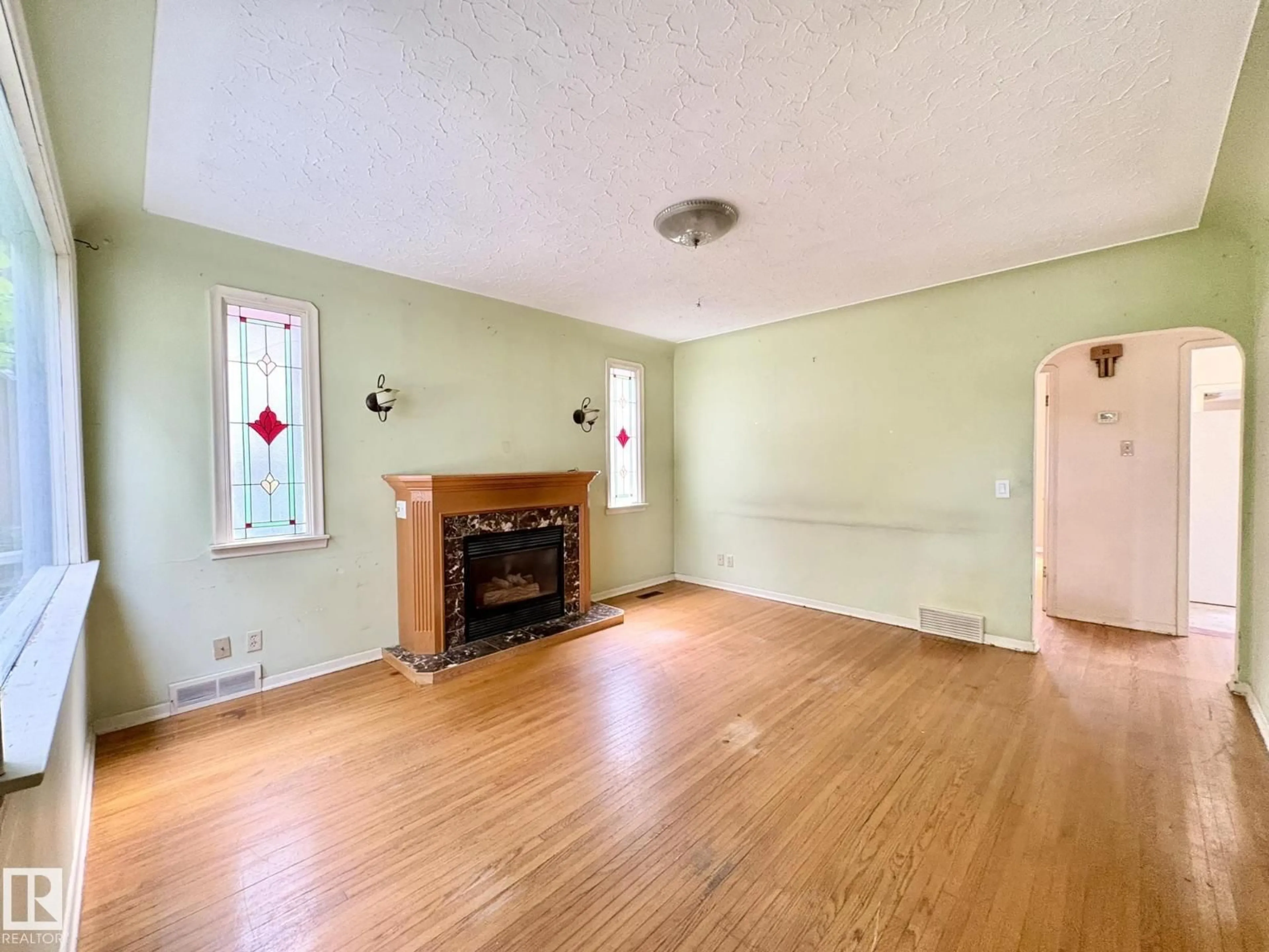 A pic of a room for NW - 9513 88 AV, Edmonton Alberta T6C1M7