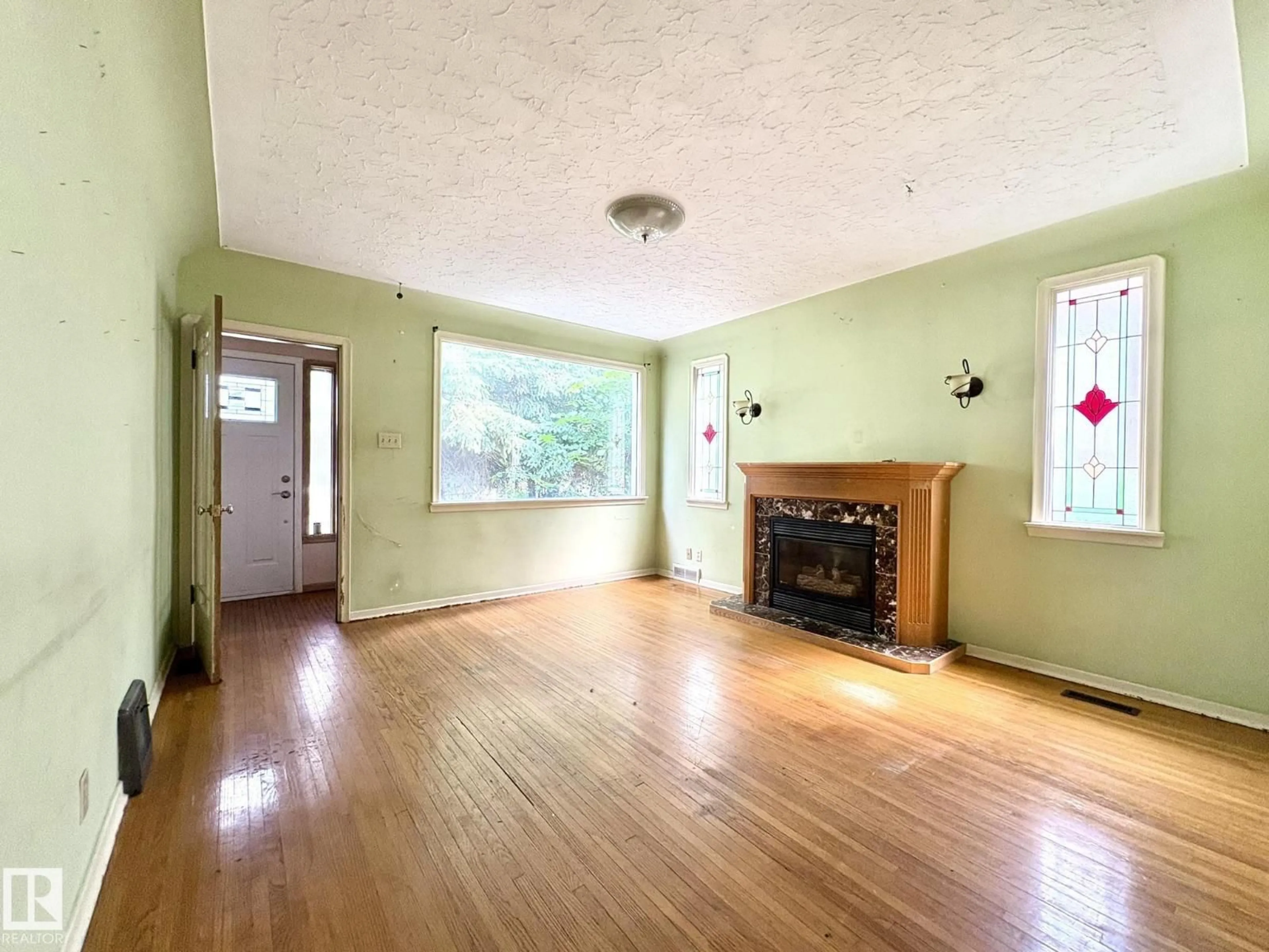 A pic of a room for NW - 9513 88 AV, Edmonton Alberta T6C1M7