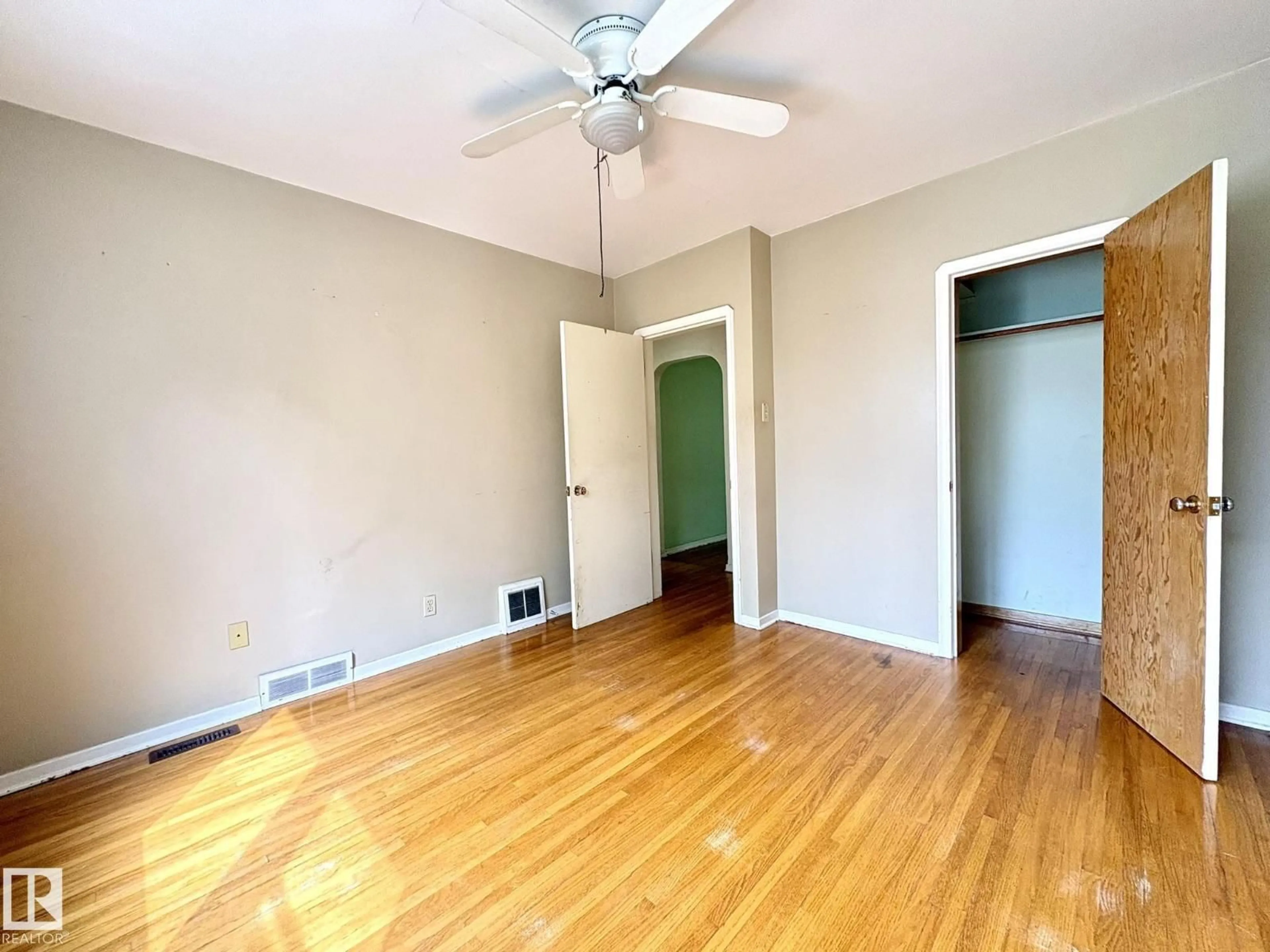 A pic of a room for NW - 9513 88 AV, Edmonton Alberta T6C1M7