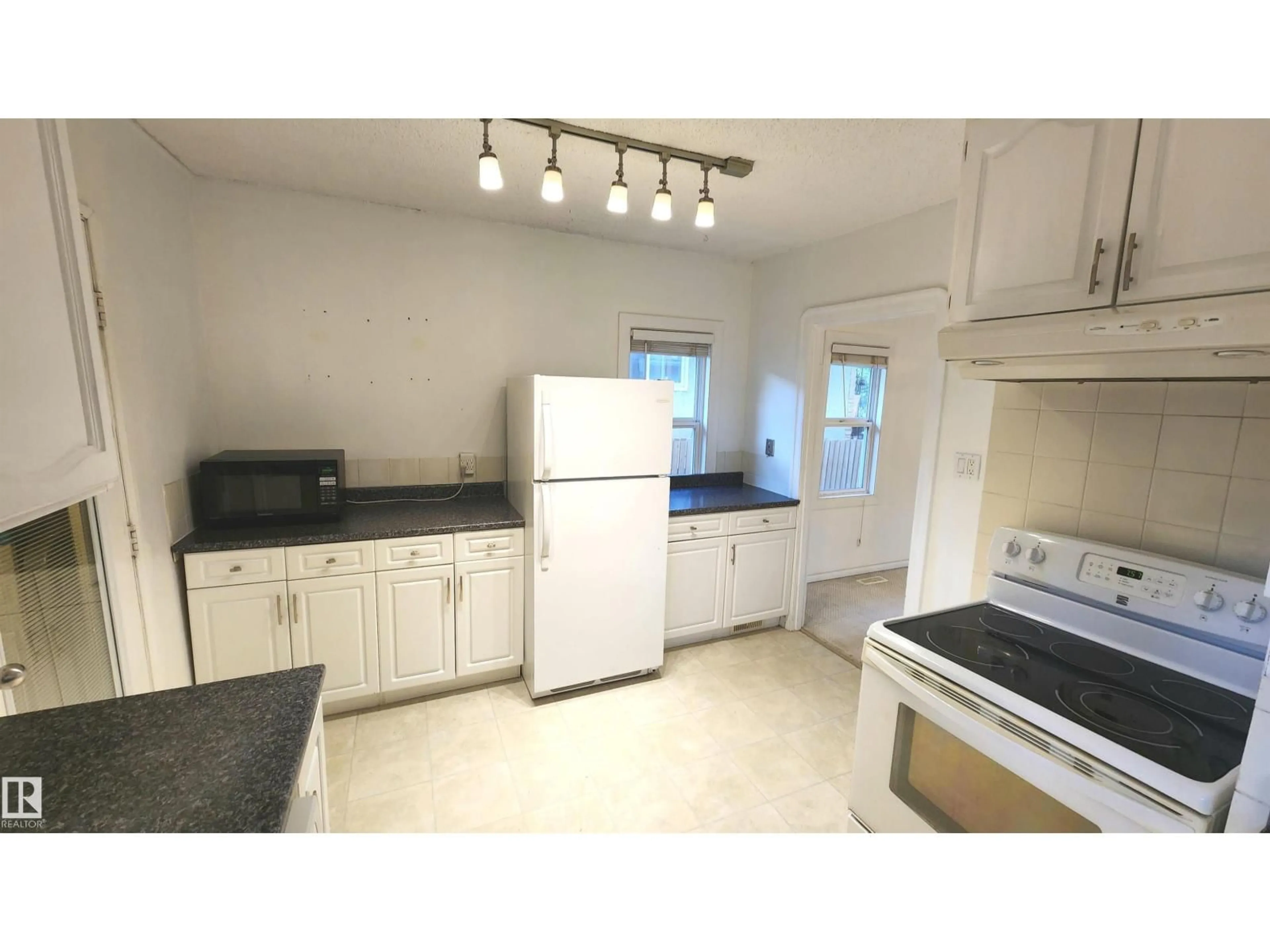 Standard kitchen, unknown for 9359 92 ST, Edmonton Alberta T6C3R8