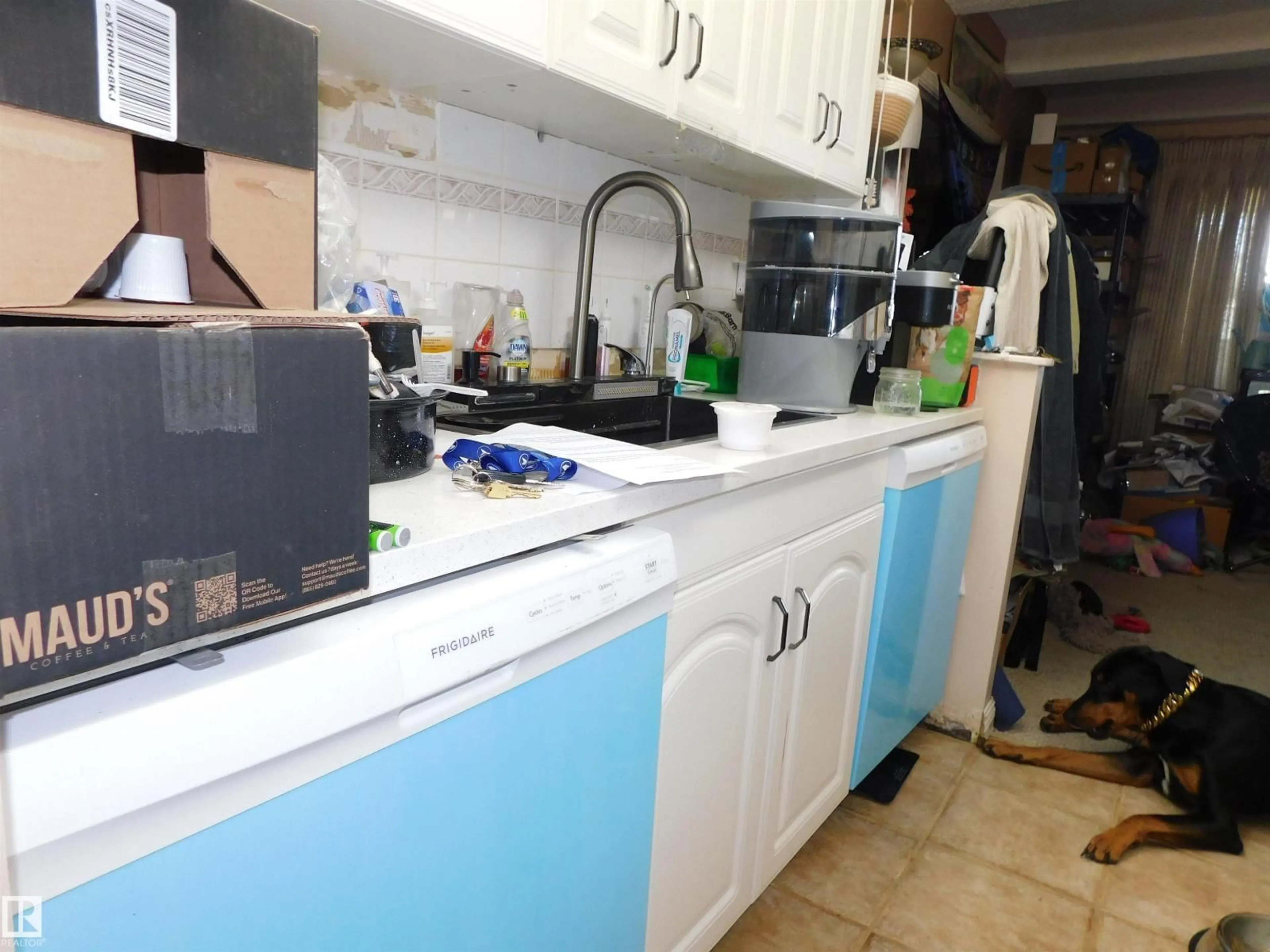 Standard kitchen, unknown for 9918 - 1402 101 ST NW, Edmonton Alberta T5K2L1