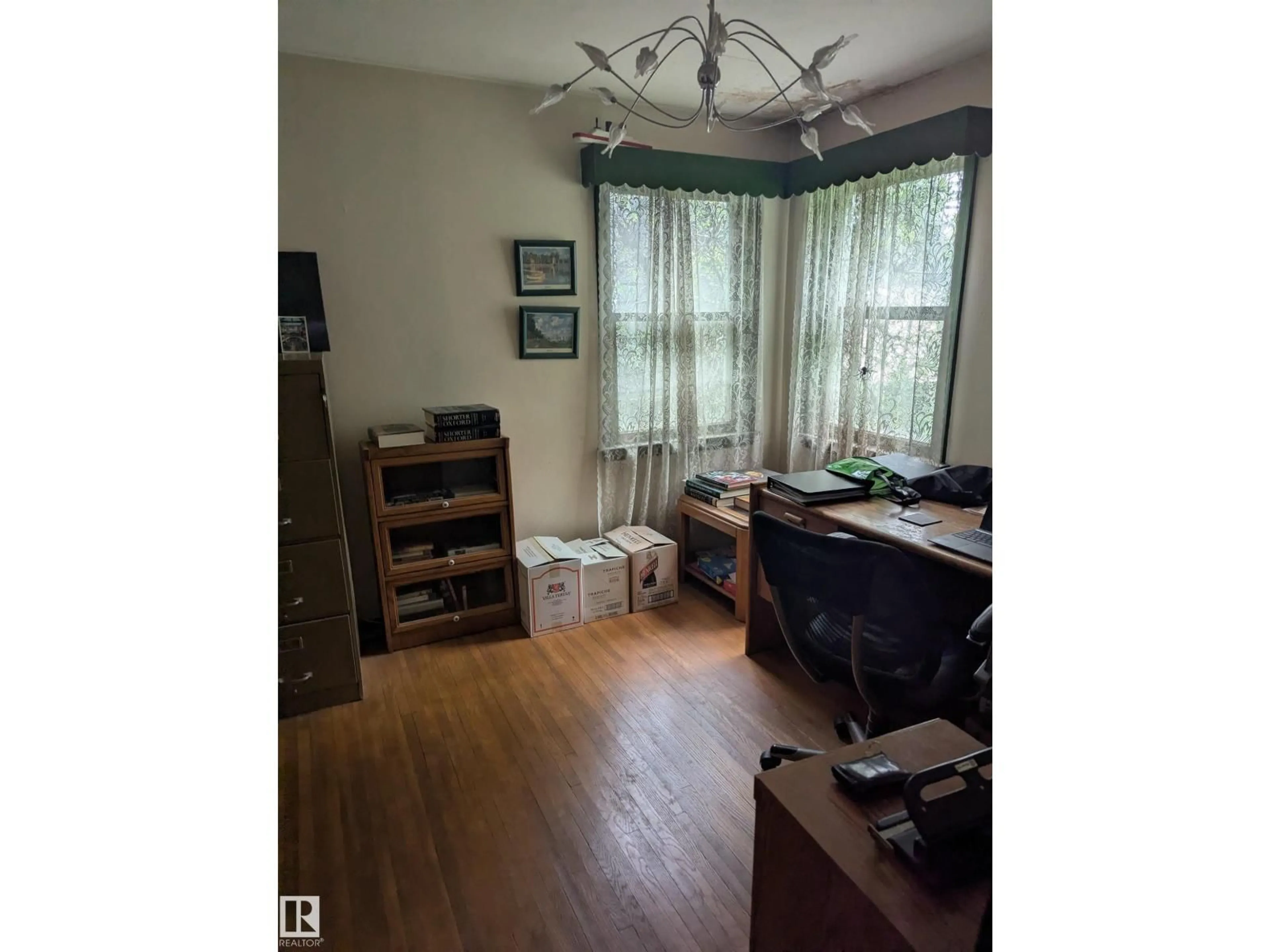 A pic of a room for 10610 60A AV, Edmonton Alberta T6H1K6
