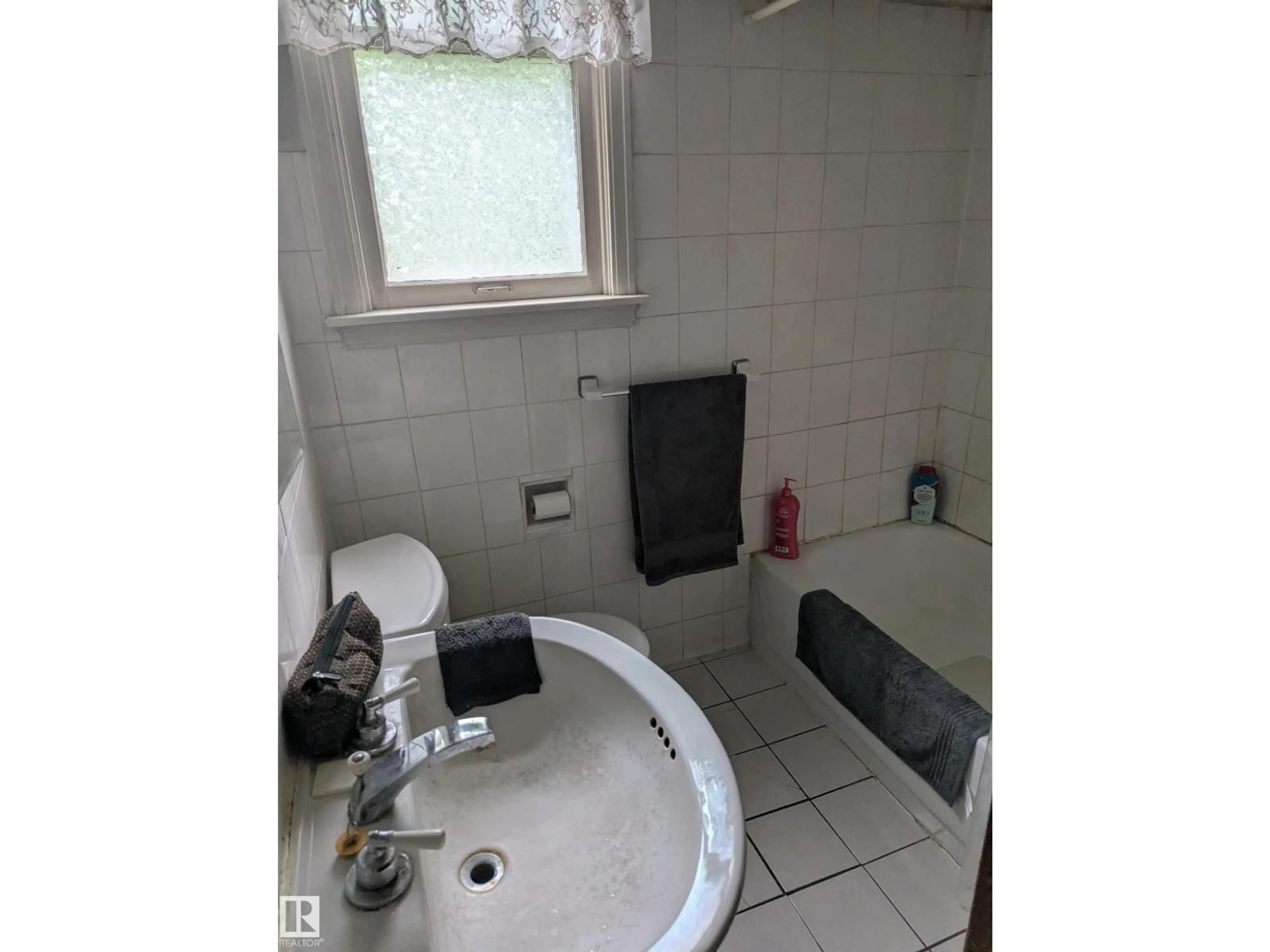 Standard bathroom, unknown for 10610 60A AV, Edmonton Alberta T6H1K6