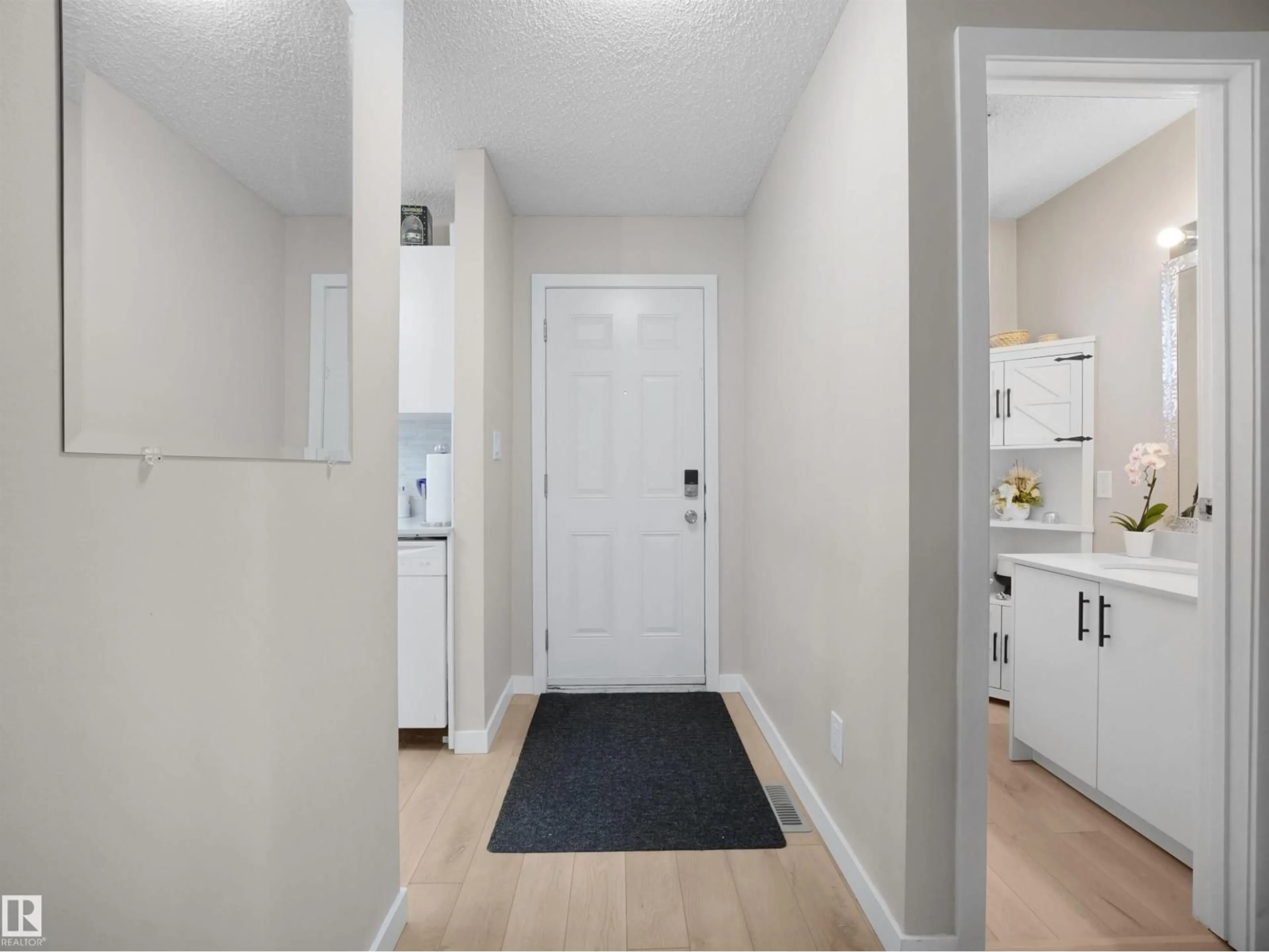 Indoor entryway for 575 DUNLUCE RD, Edmonton Alberta T5X4P4