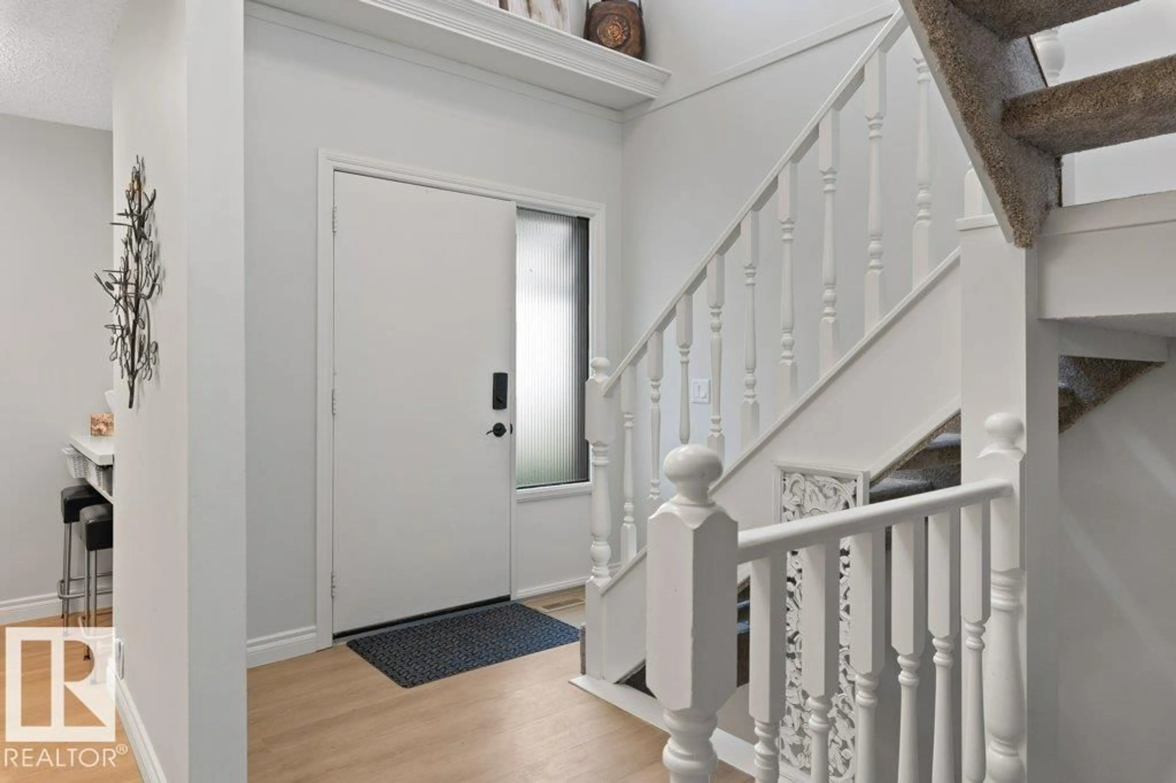 Indoor entryway for 119 GRANDIN WOODS ES, St. Albert Alberta T8N2Y4