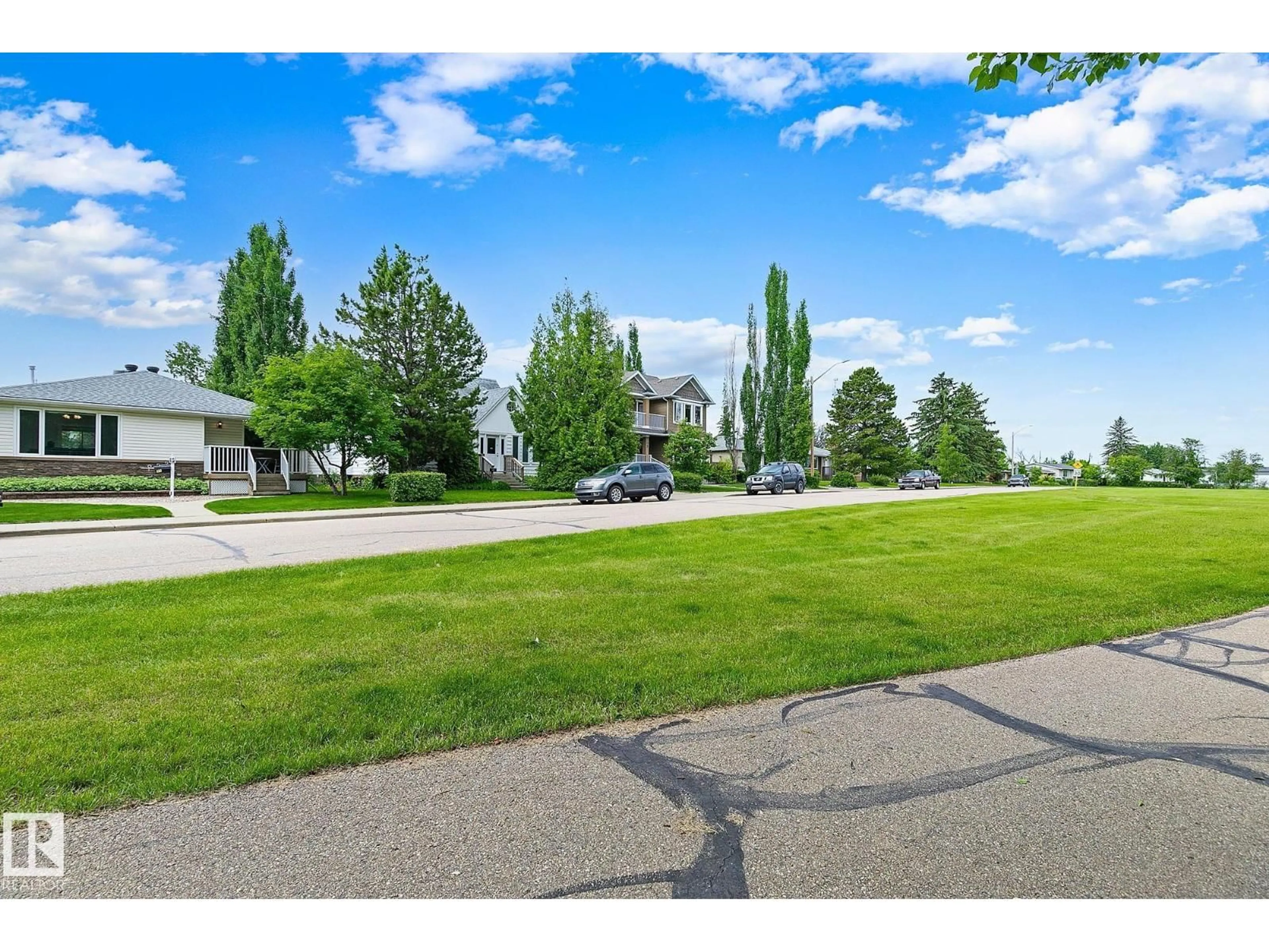 A pic from outside/outdoor area/front of a property/back of a property/a pic from drone, unknown for 31 RIVER DR, Devon Alberta T9G1B6