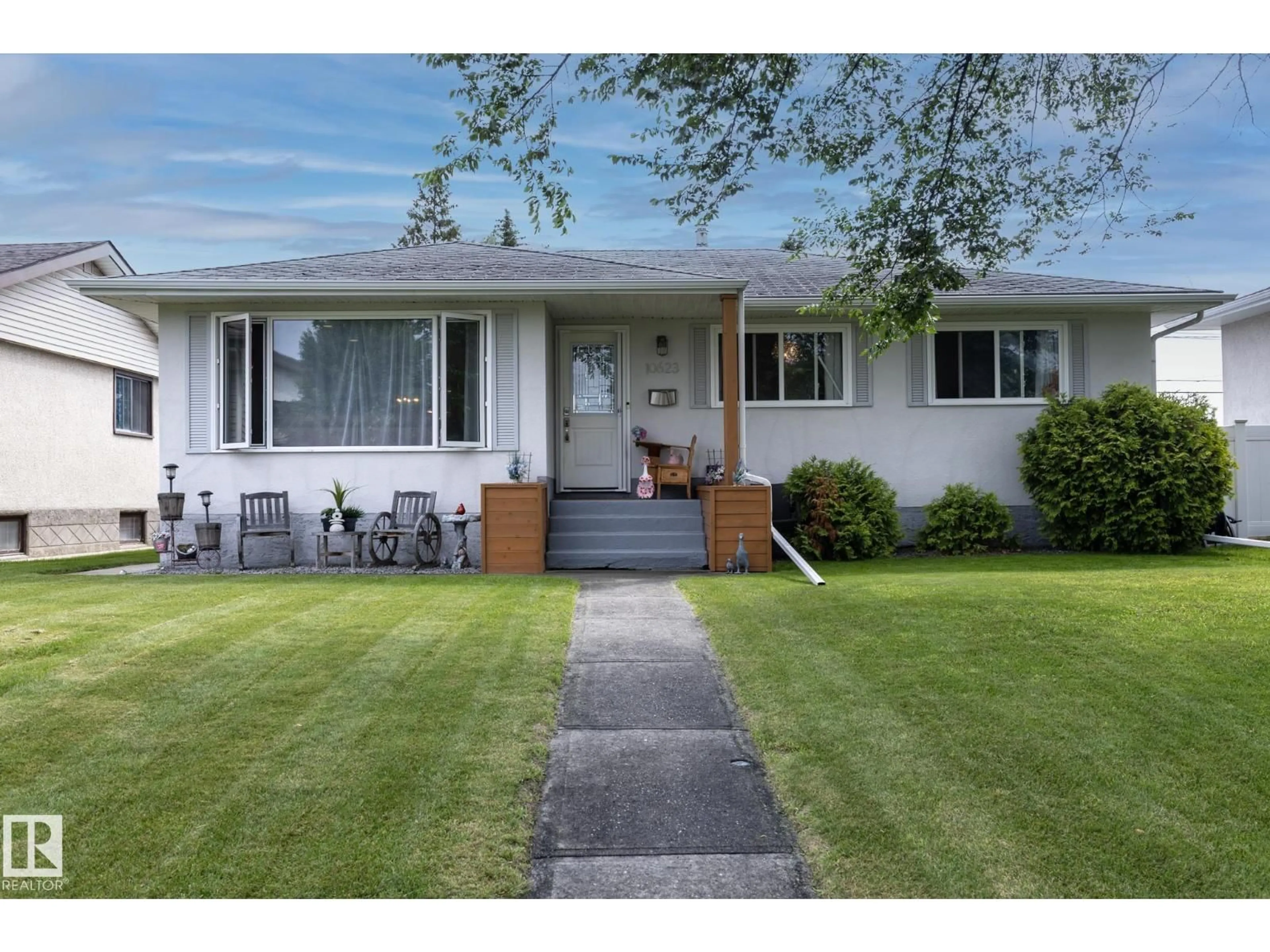 Home with vinyl exterior material, street for 10623 75 ST, Edmonton Alberta T6A2Z8