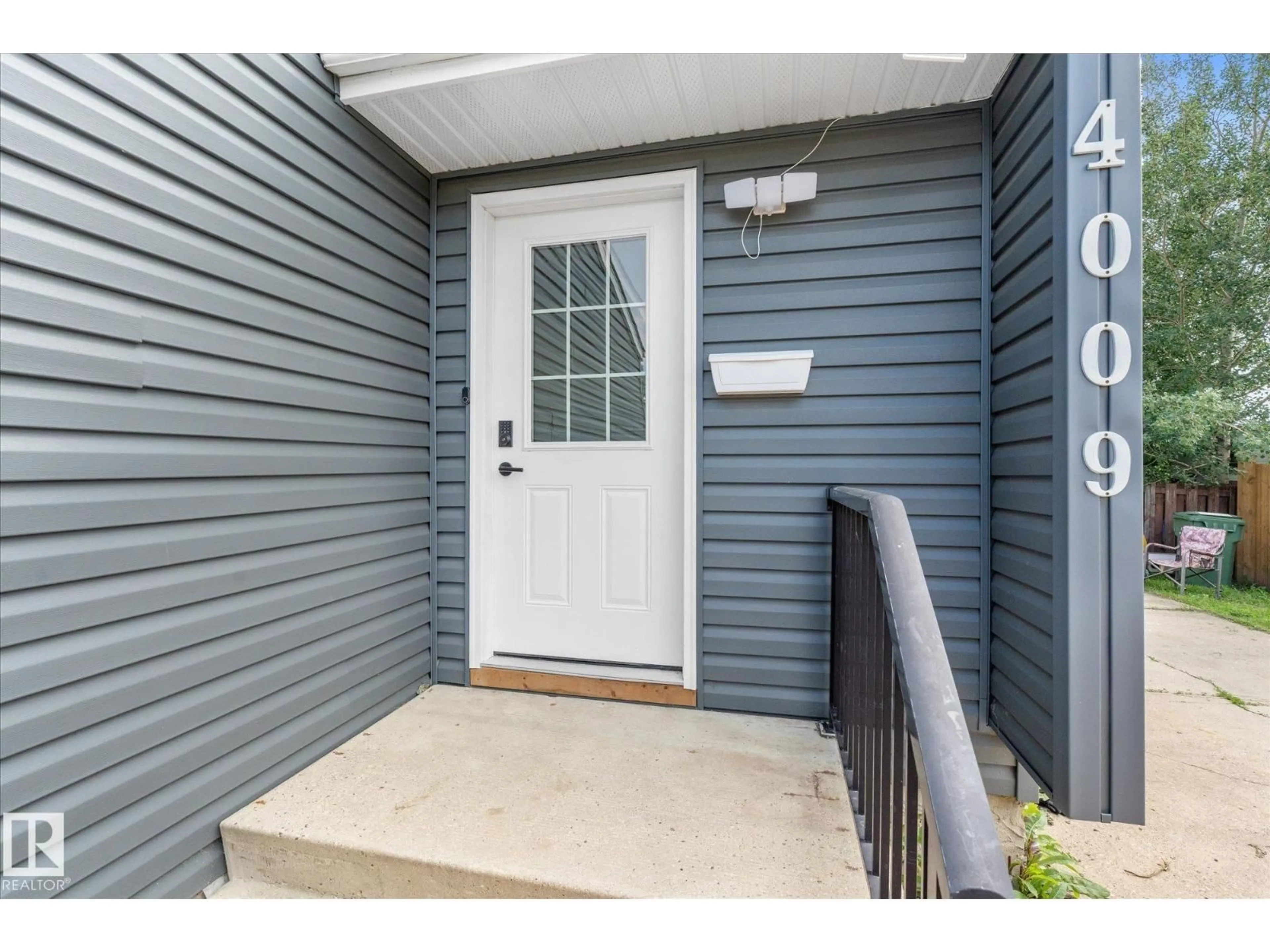 Indoor entryway for 4009 37 AV NW, Leduc Alberta T9E6E1