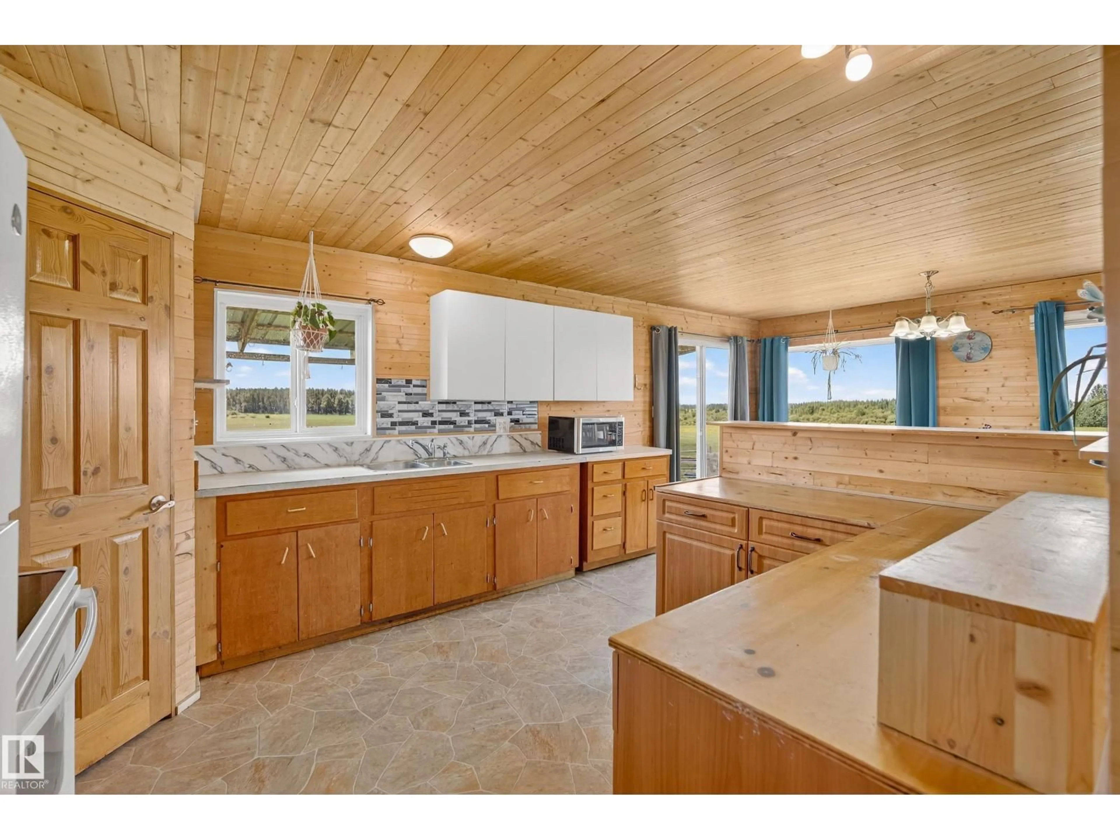 Open concept kitchen, unknown for 11517 TWP RD 541 A, Rural Yellowhead Alberta T0E1S0