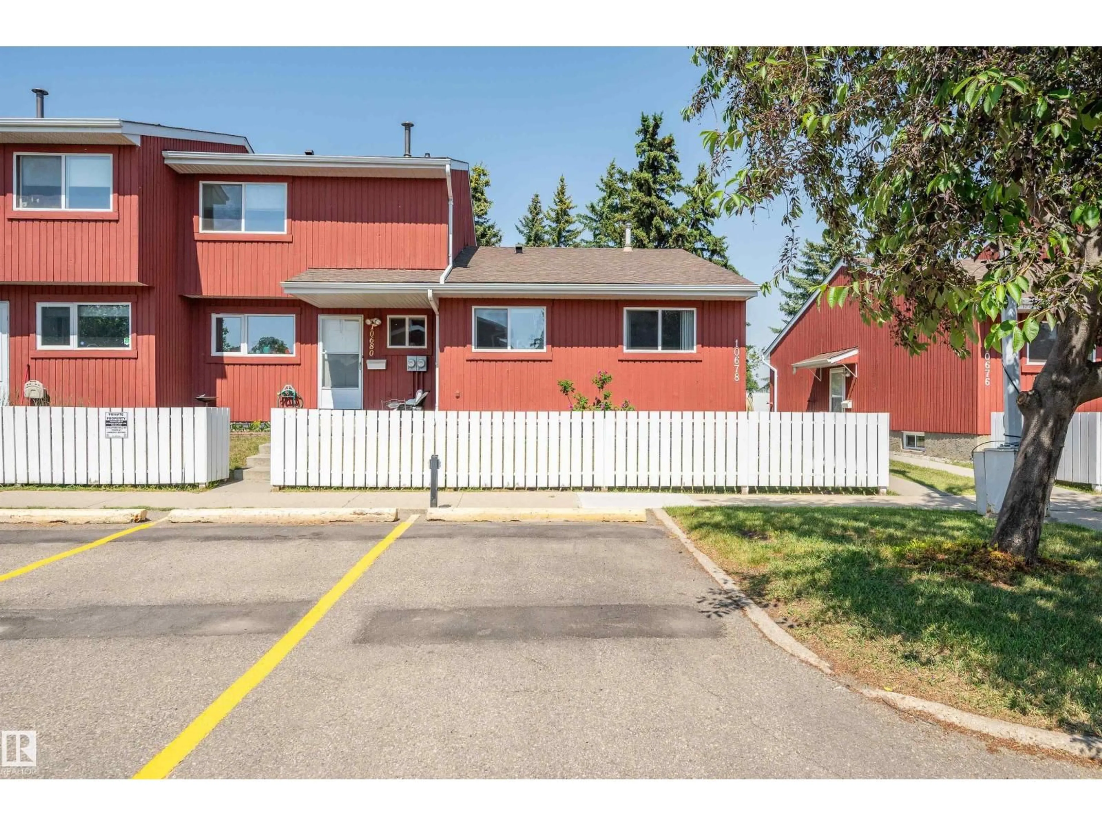 A pic from outside/outdoor area/front of a property/back of a property/a pic from drone, street for 10678 BEAUMARIS RD, Edmonton Alberta T5X3N4