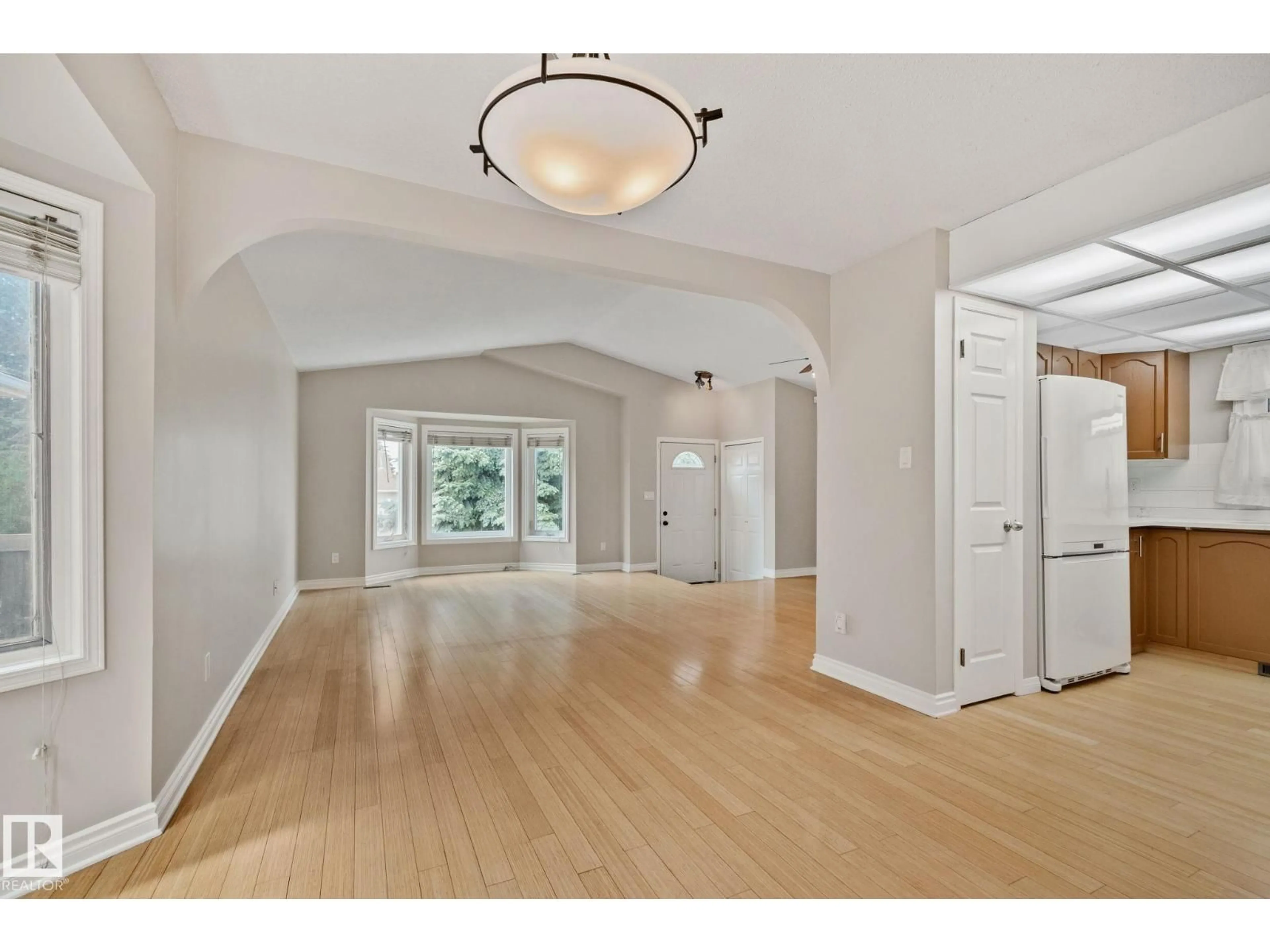 Indoor foyer for NW - 2409 47 ST, Edmonton Alberta T6L4P6