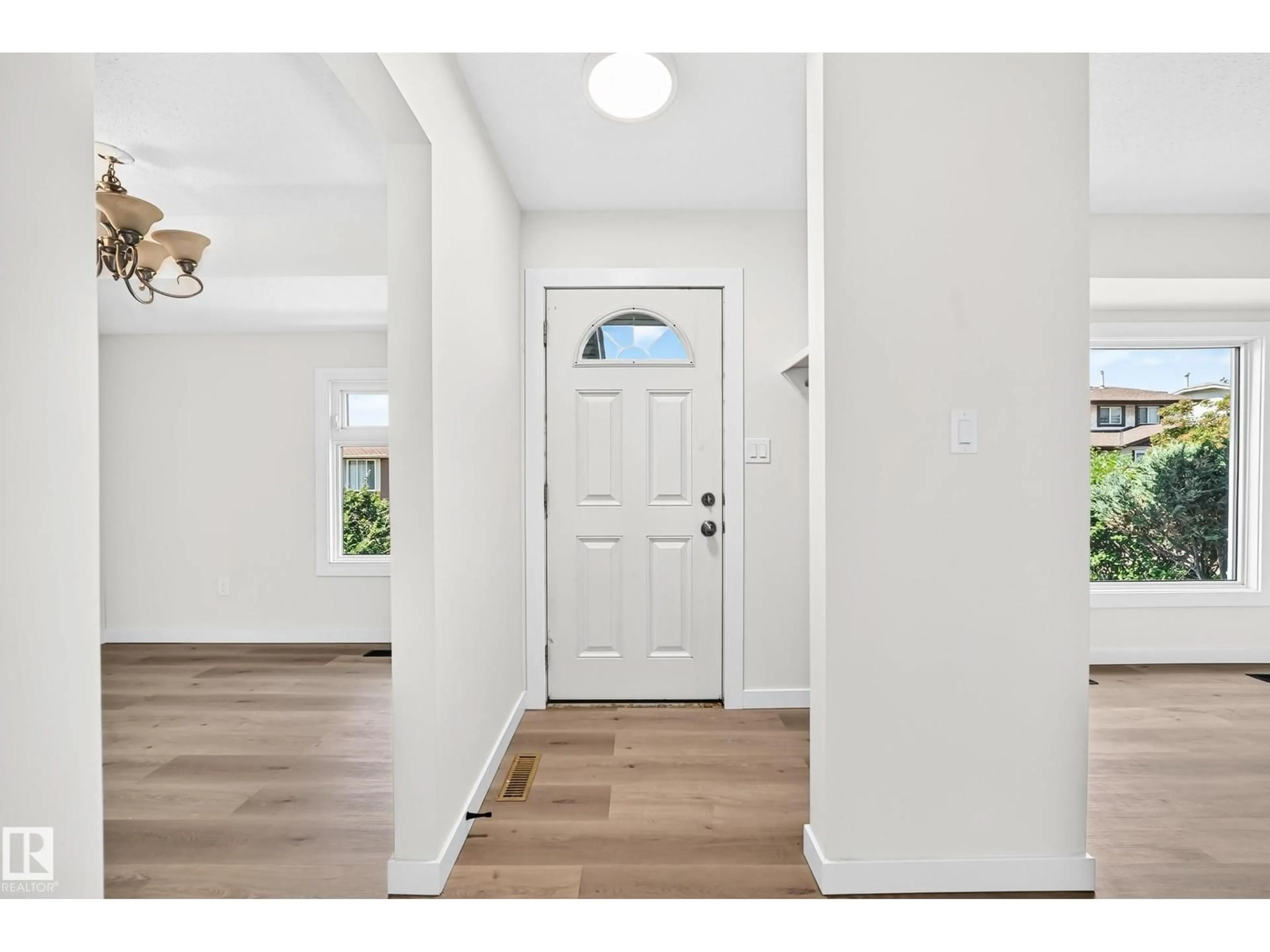 Indoor entryway for 13835 114 ST, Edmonton Alberta T5X4A1