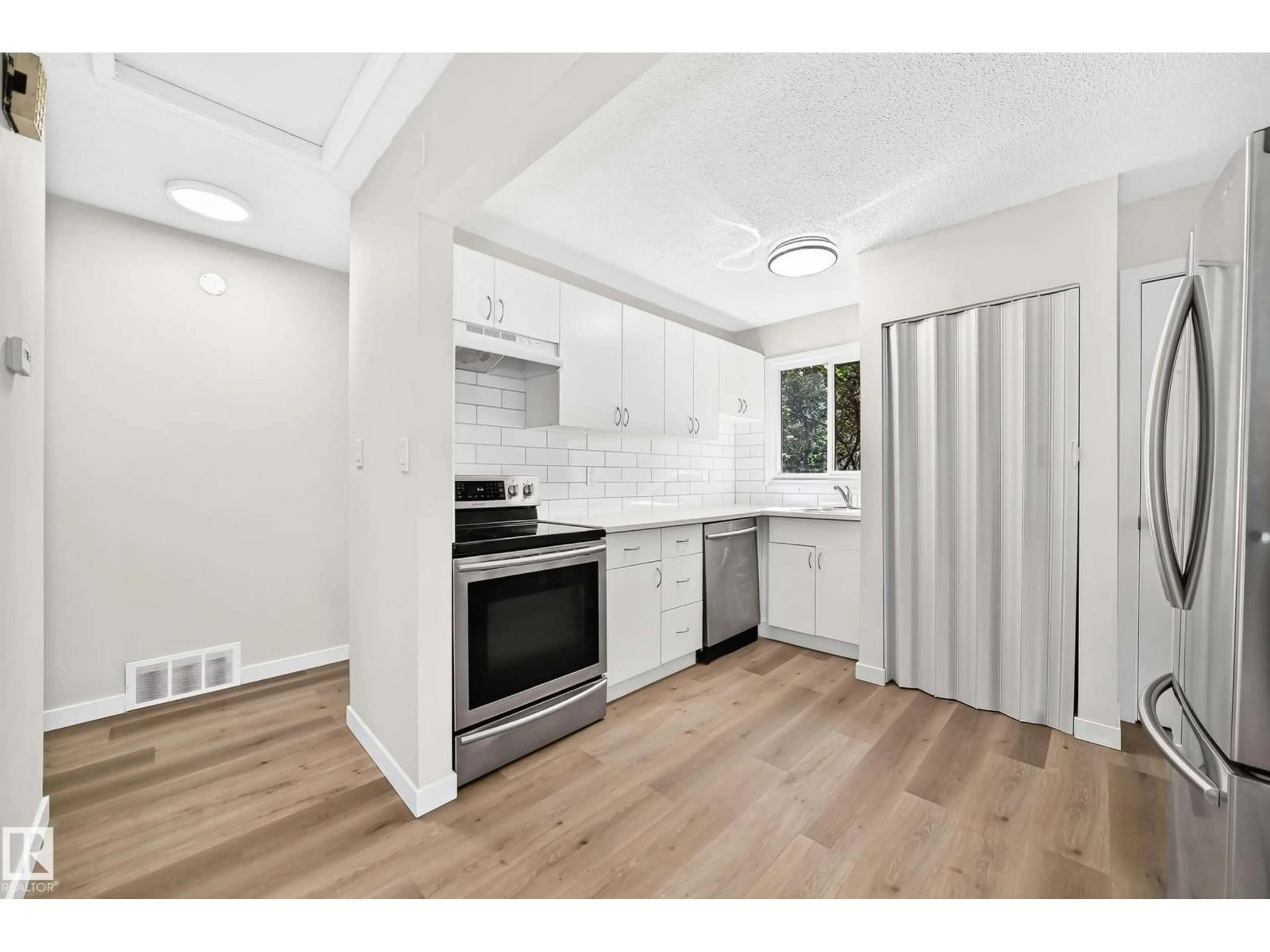 Standard kitchen, unknown for 13835 114 ST, Edmonton Alberta T5X4A1