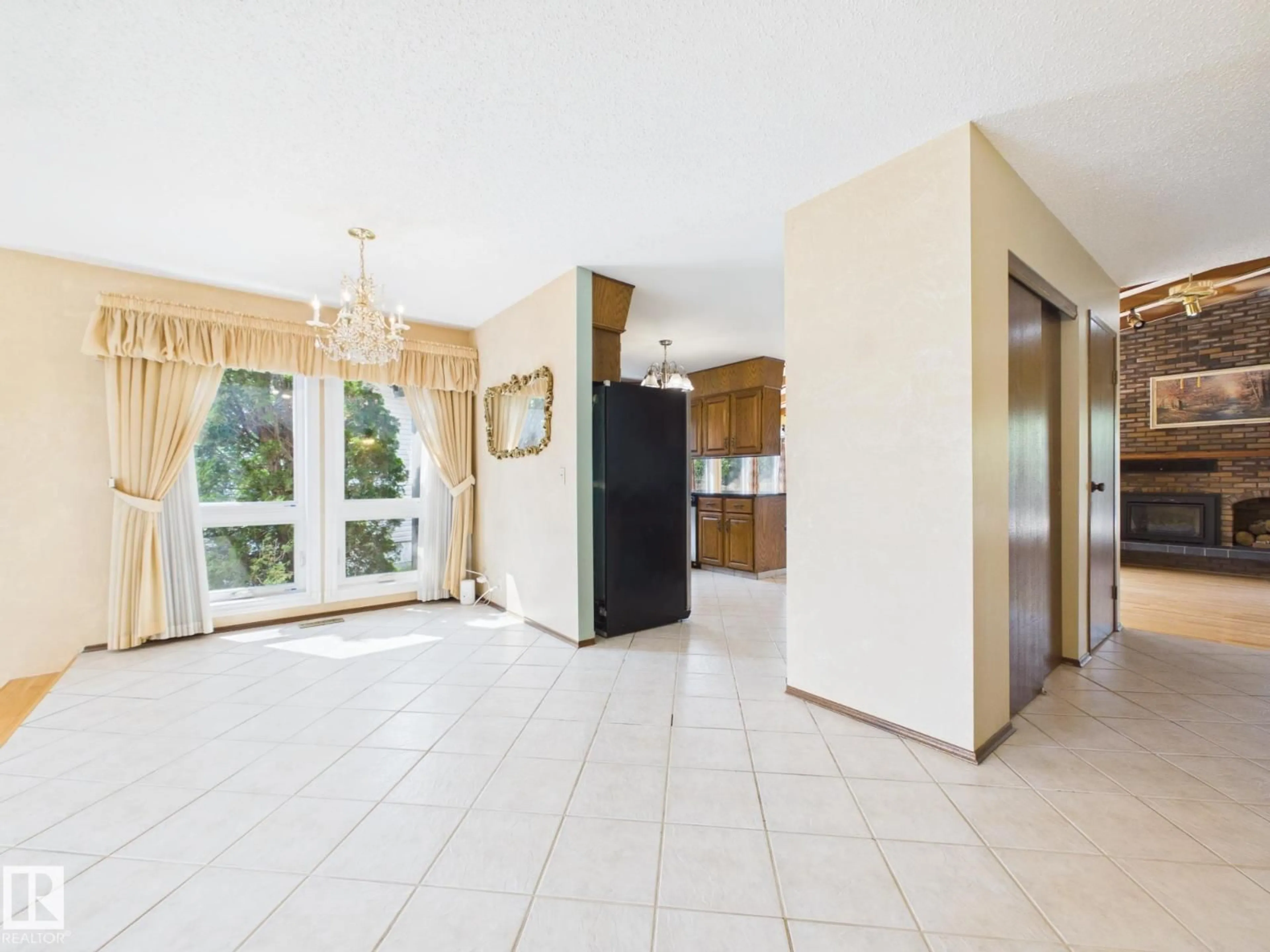 Indoor foyer for 18634 99A AV, Edmonton Alberta T5T3P5