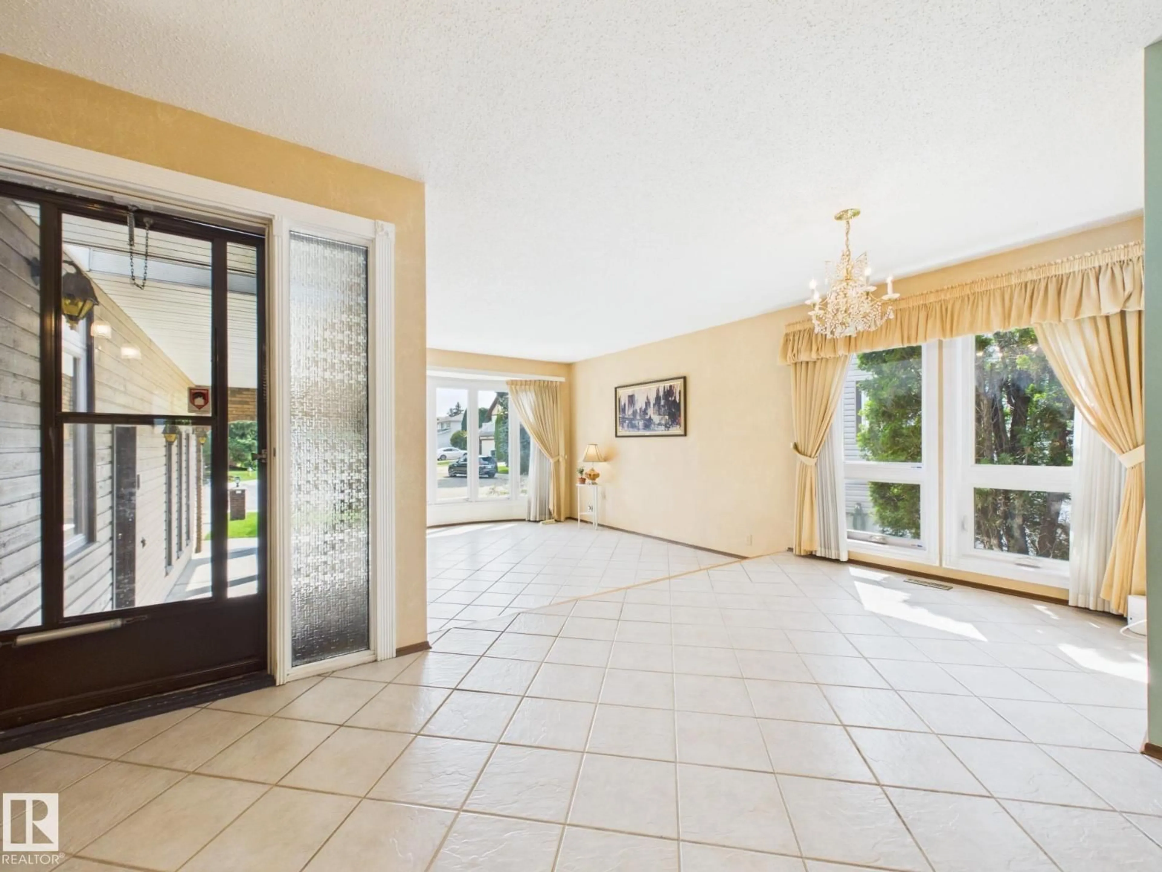 Indoor foyer for 18634 99A AV, Edmonton Alberta T5T3P5