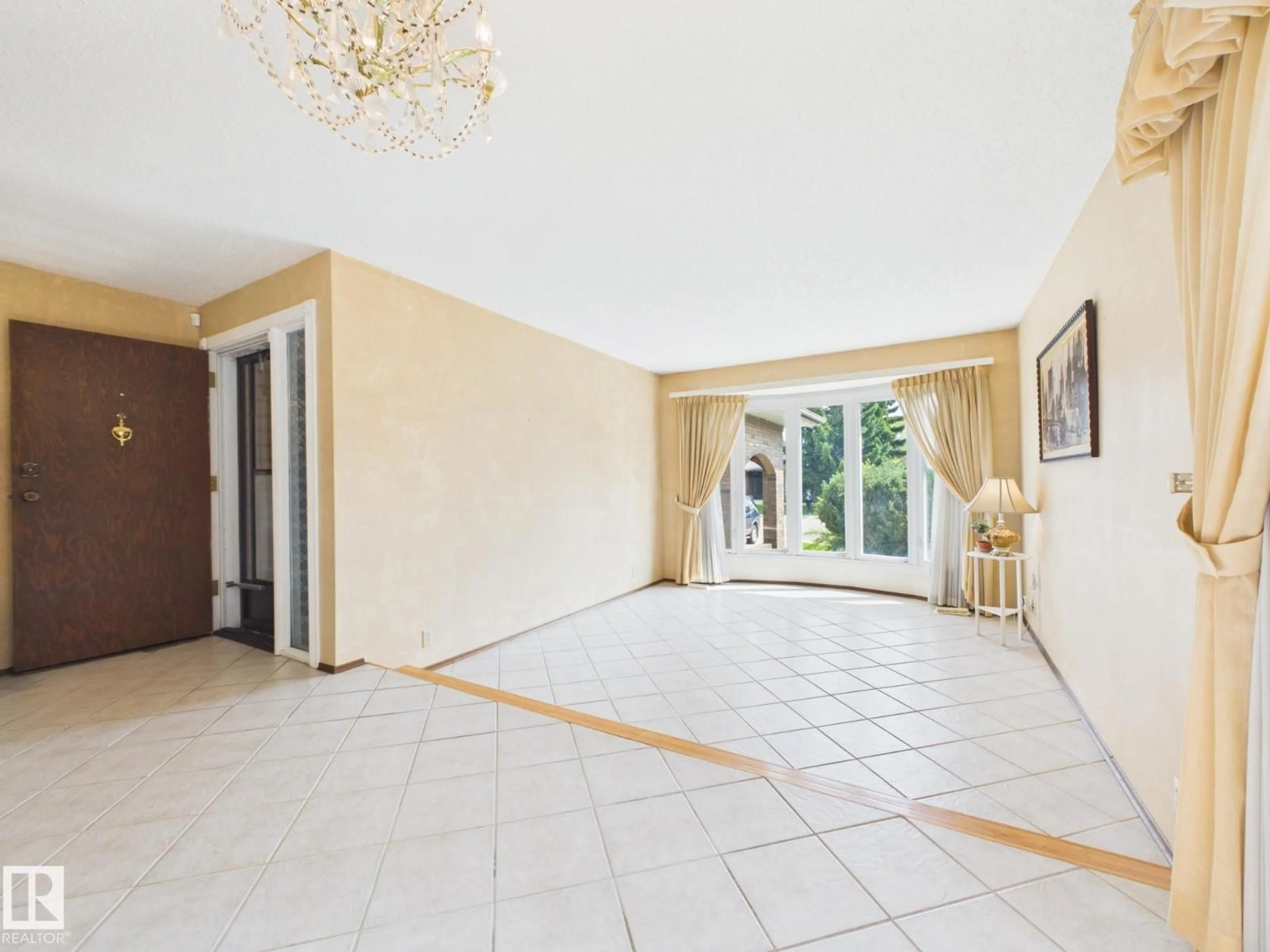 Indoor foyer for 18634 99A AV, Edmonton Alberta T5T3P5