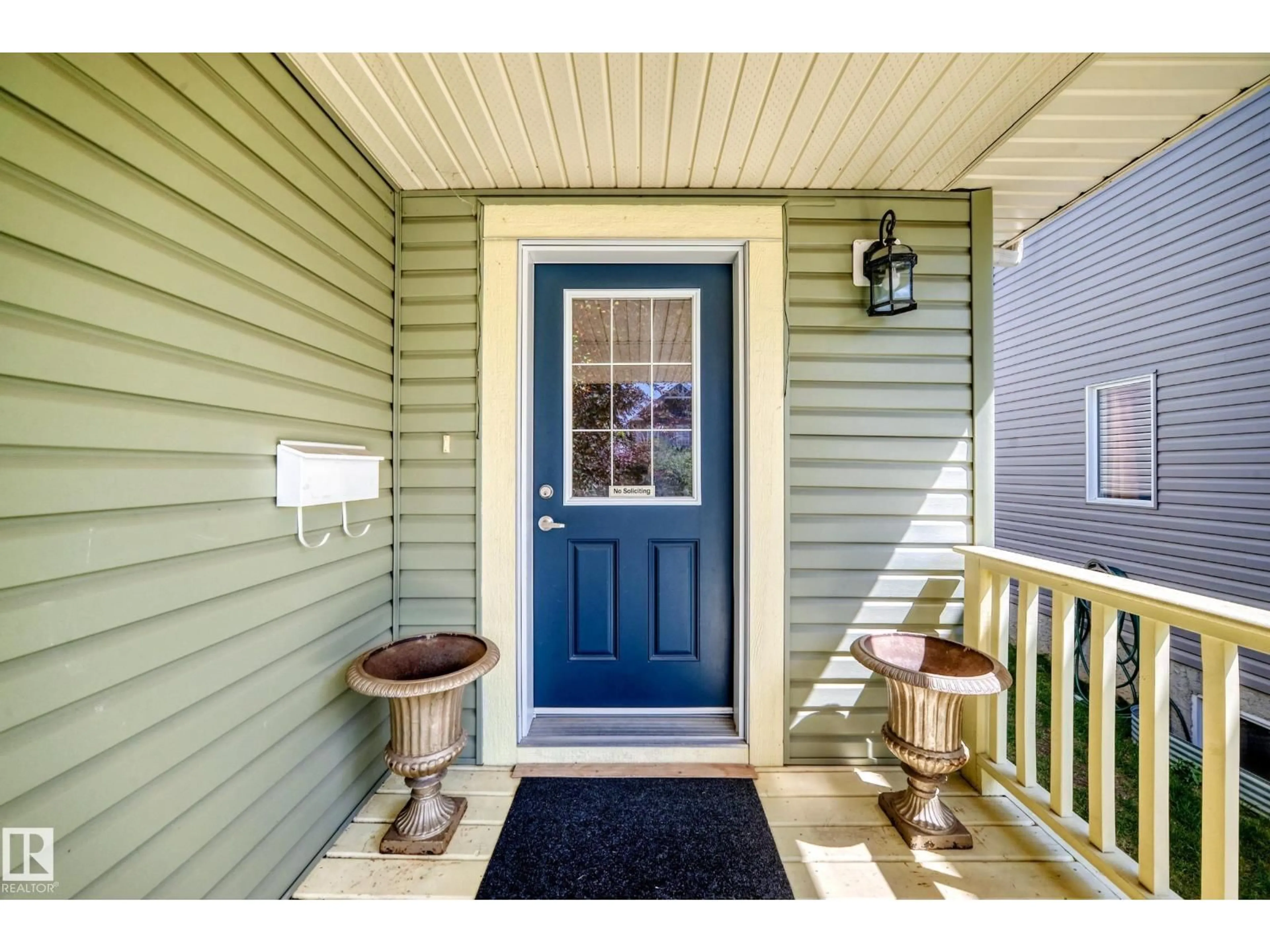 Indoor entryway for 211 59 ST, Edmonton Alberta T6X0K7