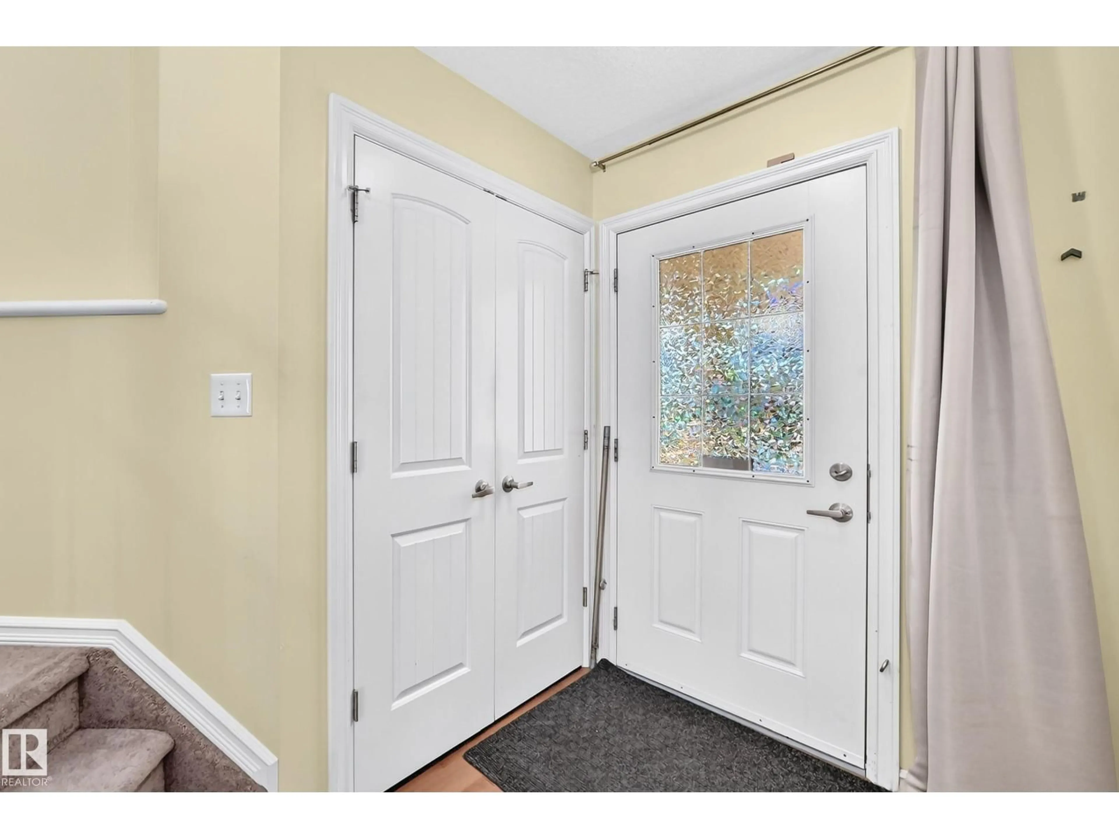 Indoor entryway for 211 59 ST, Edmonton Alberta T6X0K7