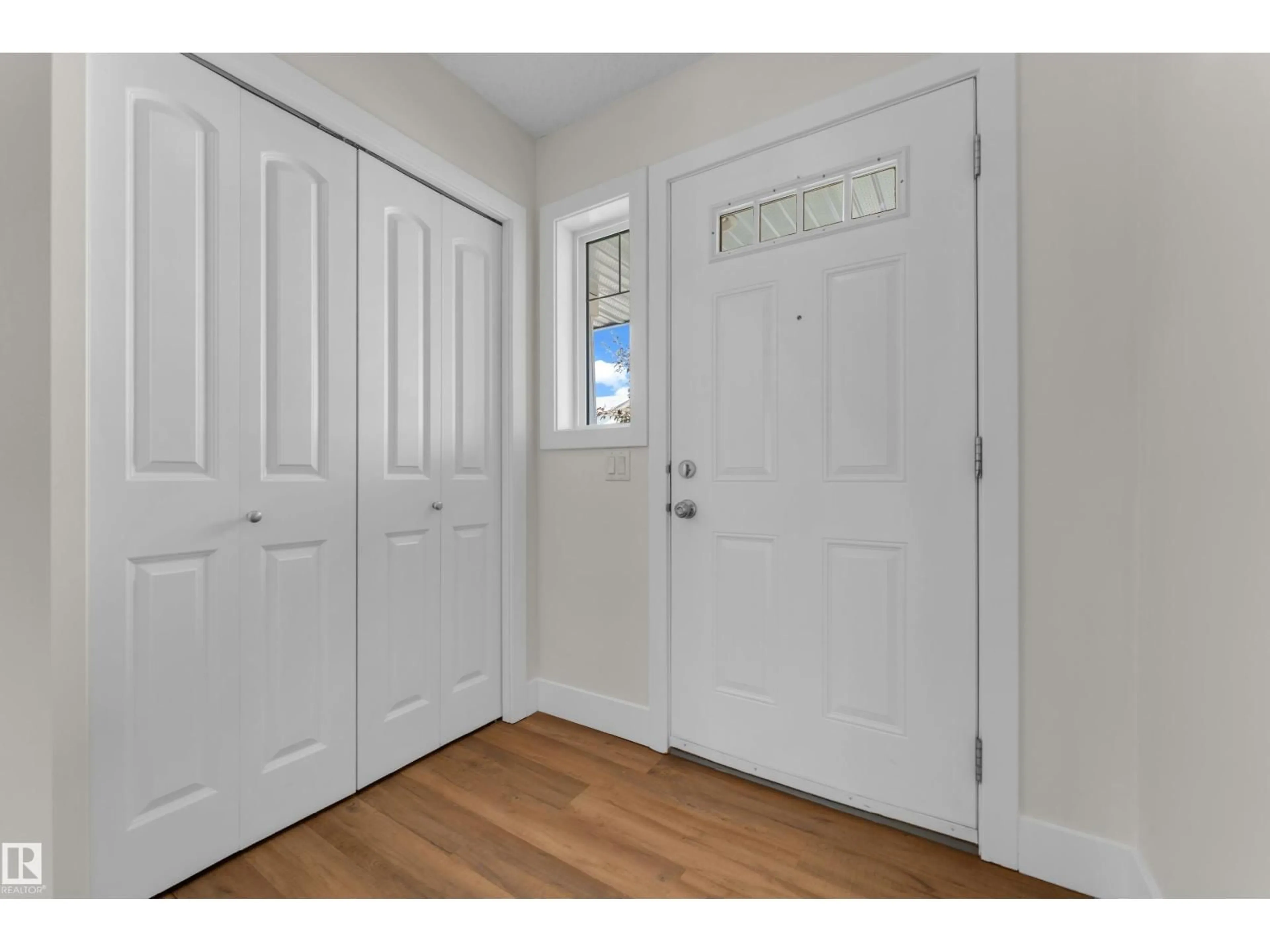 Indoor entryway for 64 14208 36 ST NW, Edmonton Alberta T5Y0E4