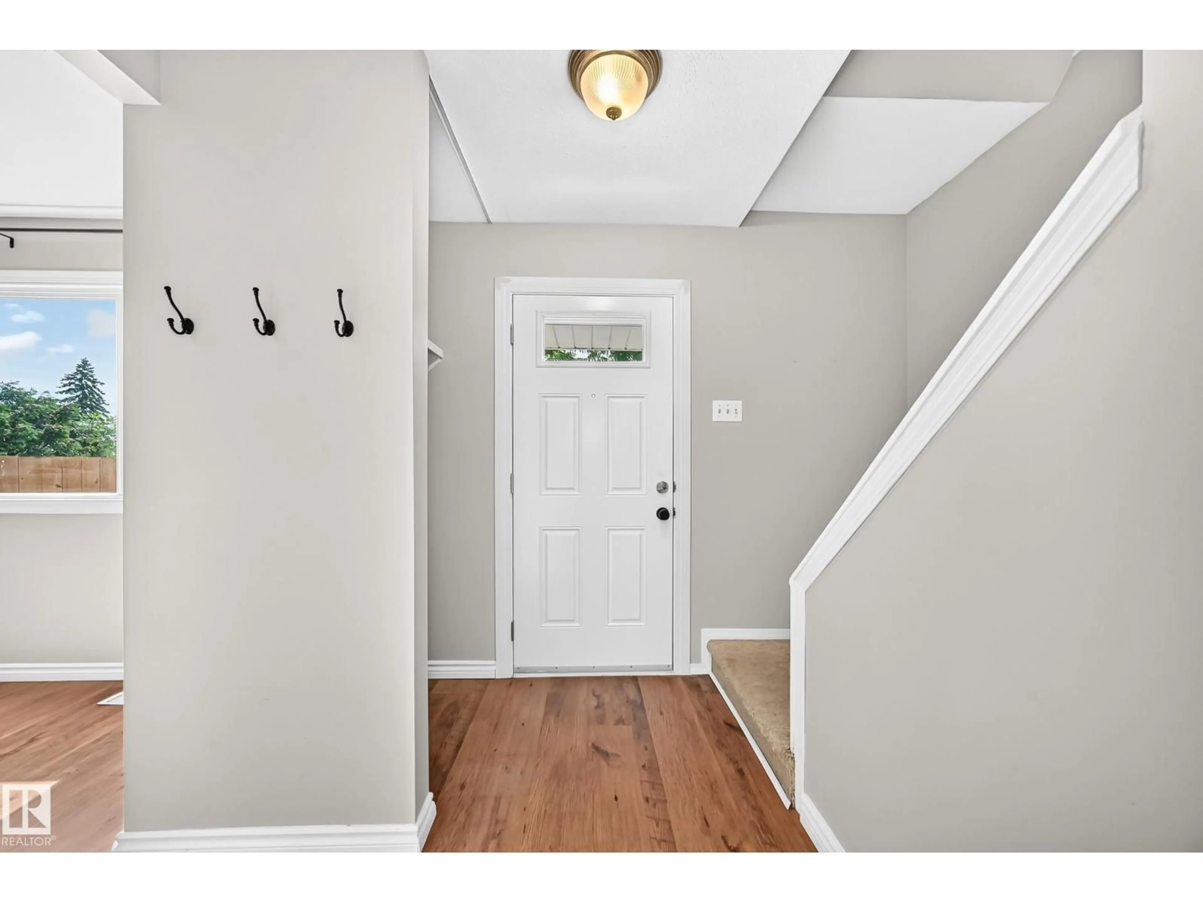 Indoor entryway for 32 MCLEOD PL, Edmonton Alberta T5A3A8