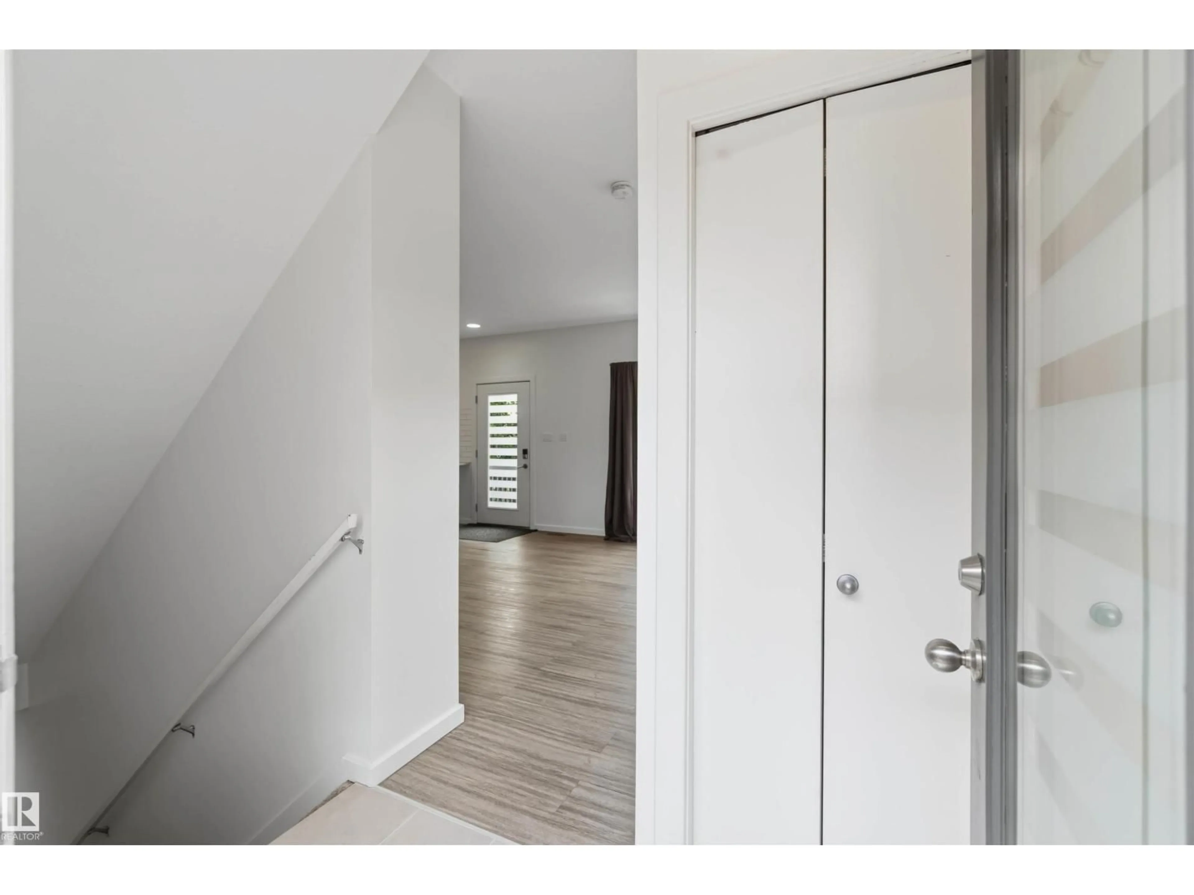 Indoor entryway for 14315 STONY PLAIN NW, Edmonton Alberta T5N3R6