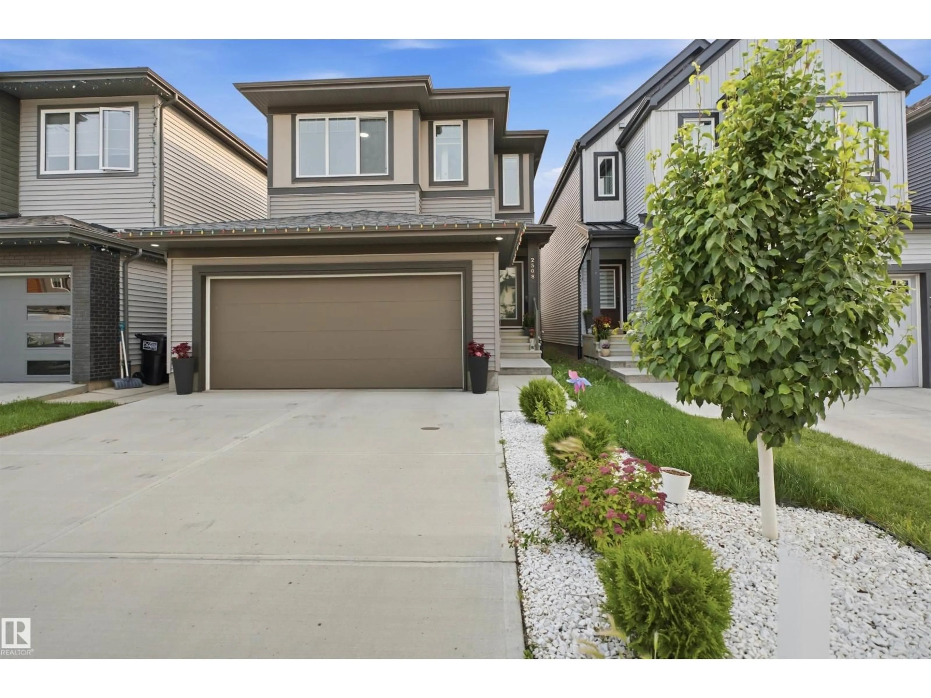 A pic from outside/outdoor area/front of a property/back of a property/a pic from drone, street for NW - 2508 193 ST, Edmonton Alberta T6M1L3