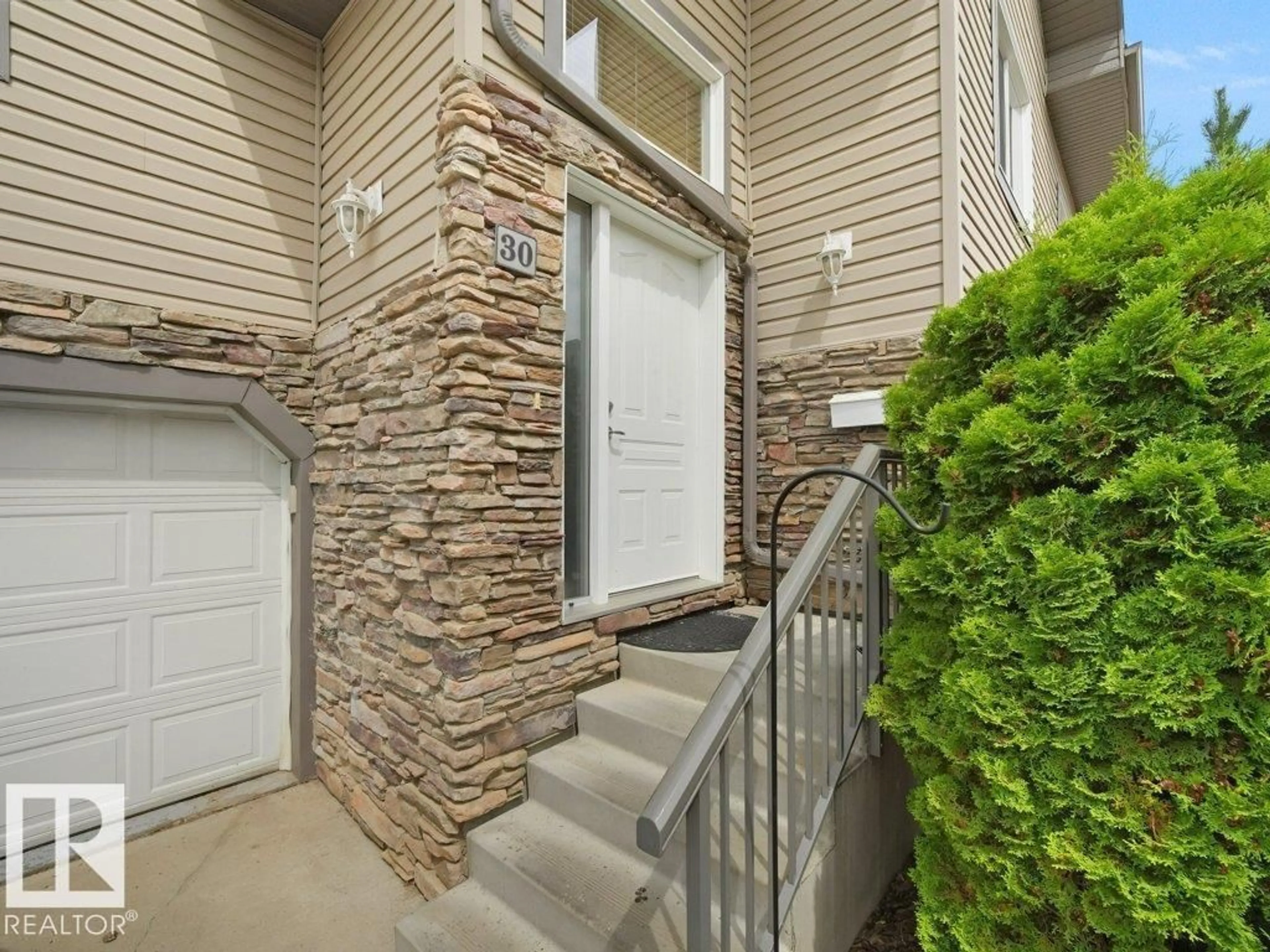 Indoor entryway for 30 17715 96 AV NW, Edmonton Alberta T5T6W9